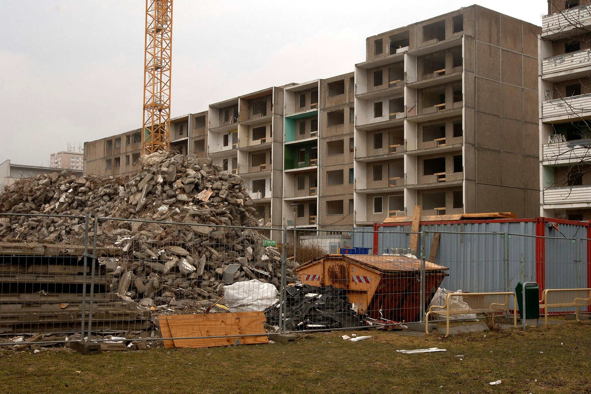 Berlin-Marzahn im Jahr 2006: Vermeintlich nicht mehr benötigte Plattenbauten werden abgerissen. Vor dem Bauzaun stehen Bänke, auf denen Bewohner der Häuser einst gesessen haben. 