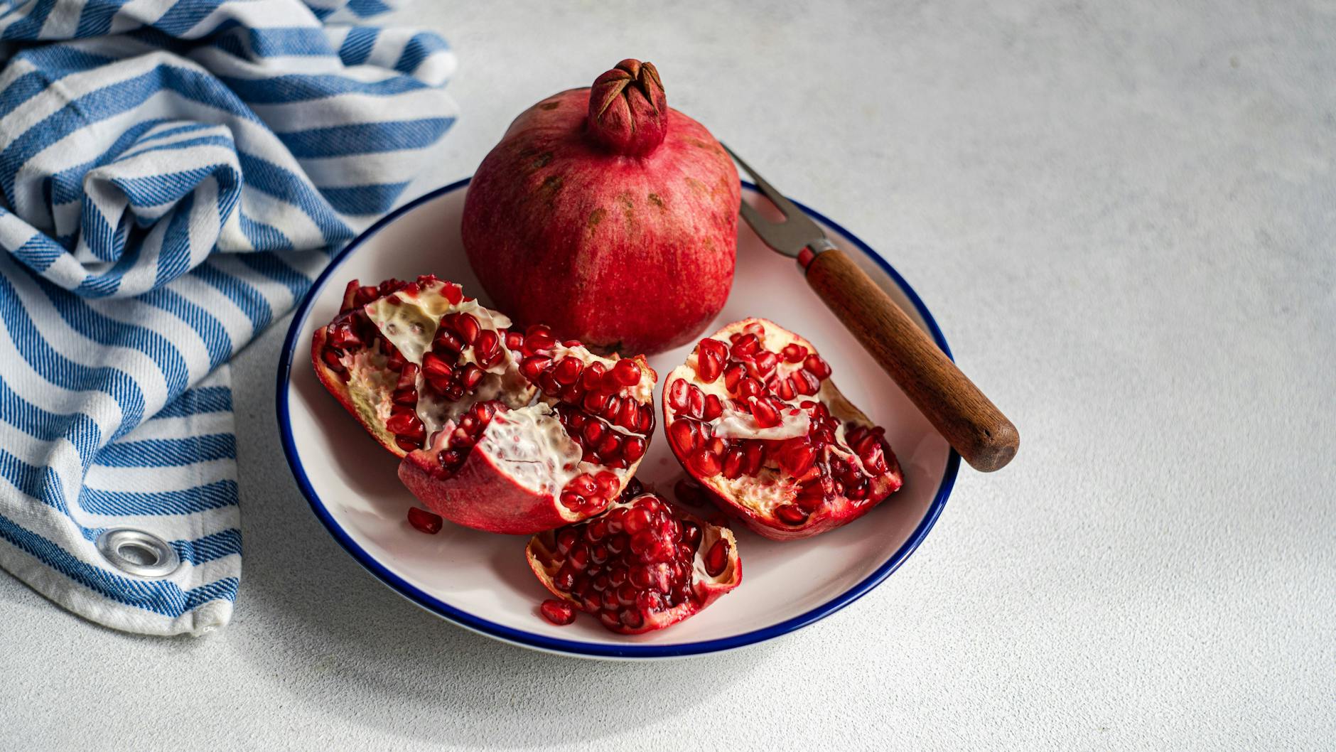 Für dieses Spitzkohlsalat-Rezept braucht man einen Granatapfel. Der ist so lecker und gesund.