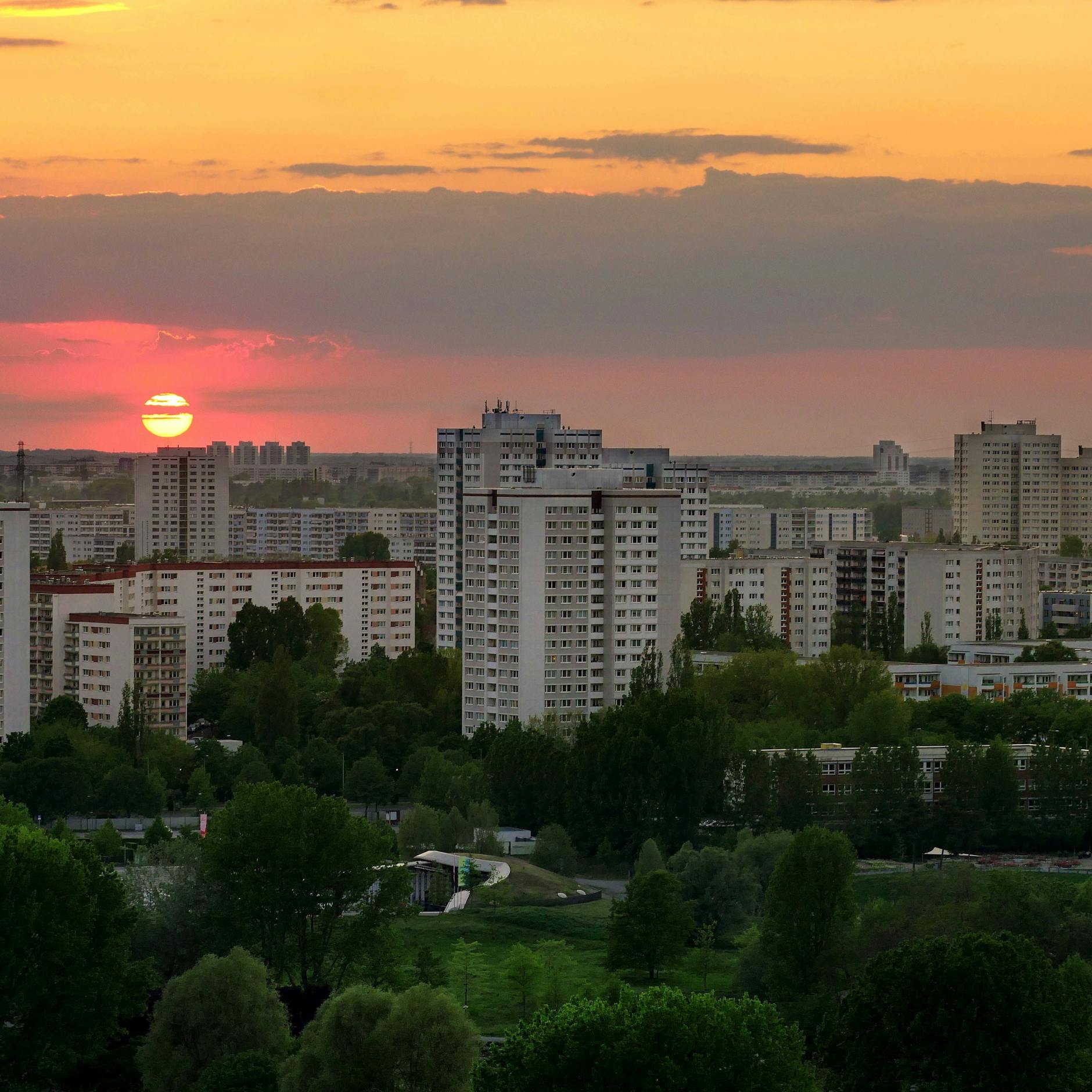Hochhäuser in Marzahn-Hellersdorf im Sonnenuntergang. 