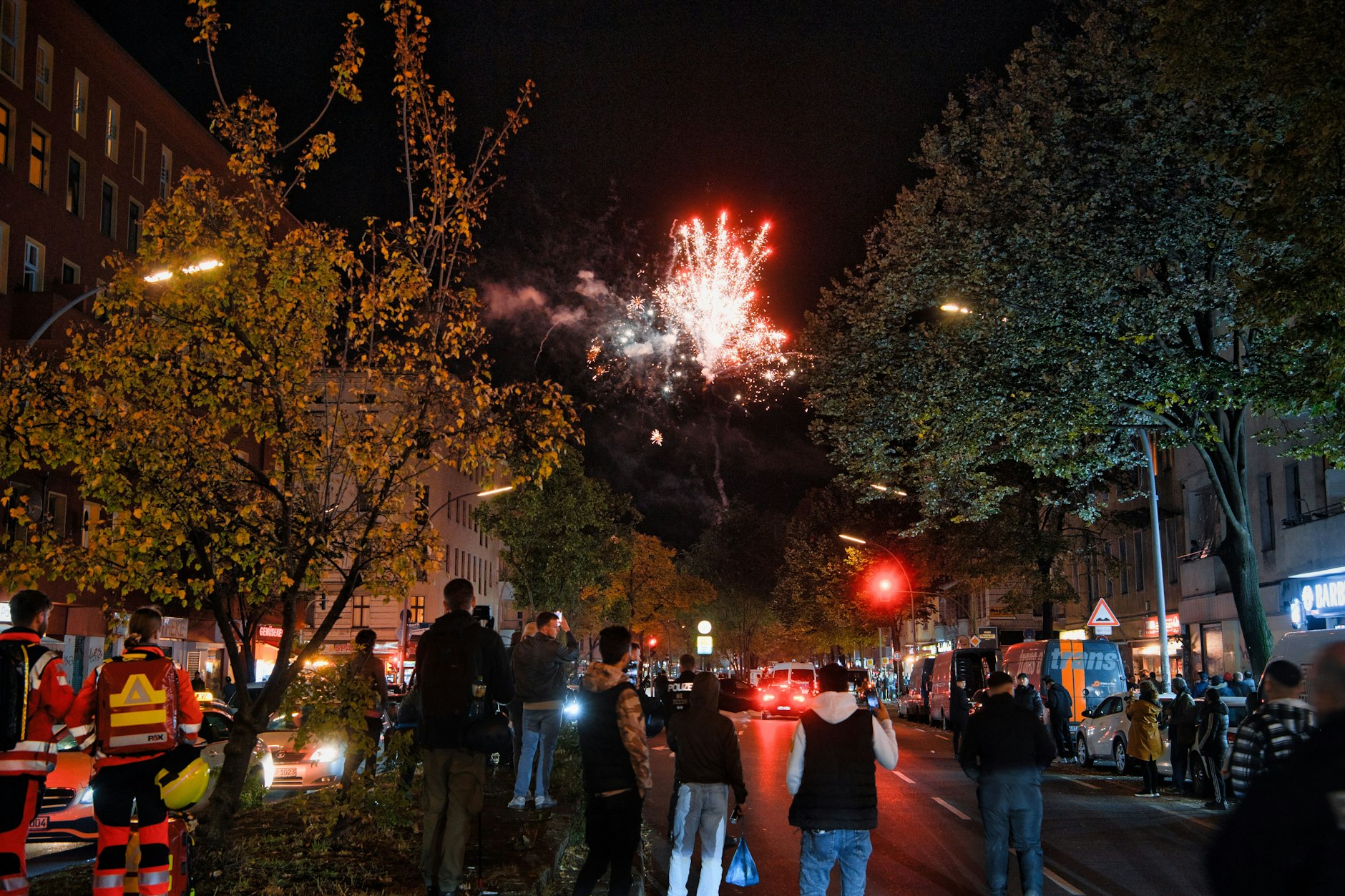 Feuerwerkskörper explodieren über der Sonnenallee. Die Polizei ist nach einer Pro-Palästina-Kundgebung in Neukölln im Einsatz.