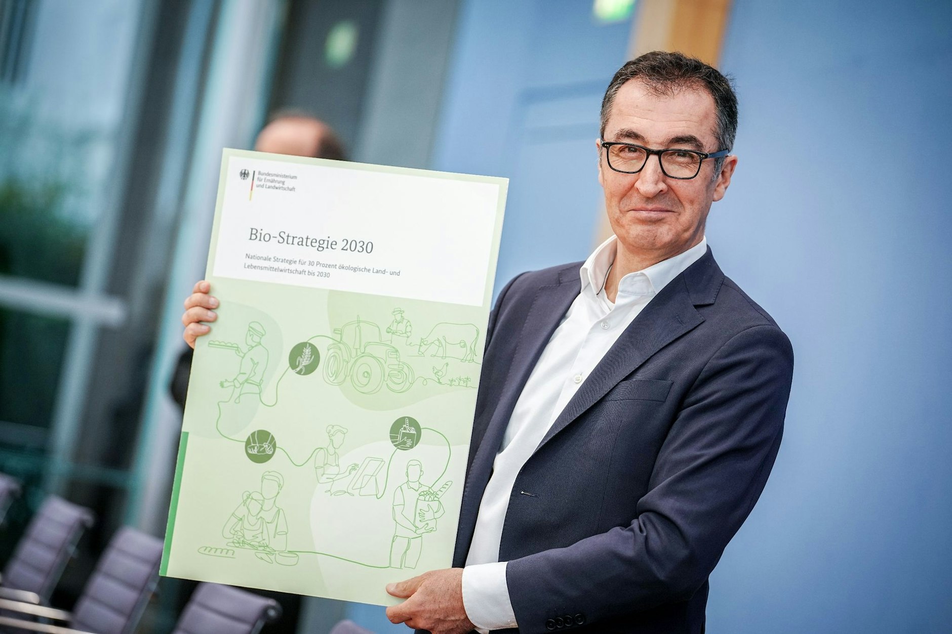 Cem  Özdemir (Bündnis 90/Die Grünen), Bundesminister für Ernährung und Landwirtschaft, stellt in der Bundespressekonferenz die Bio-Strategie 2030 vor.  