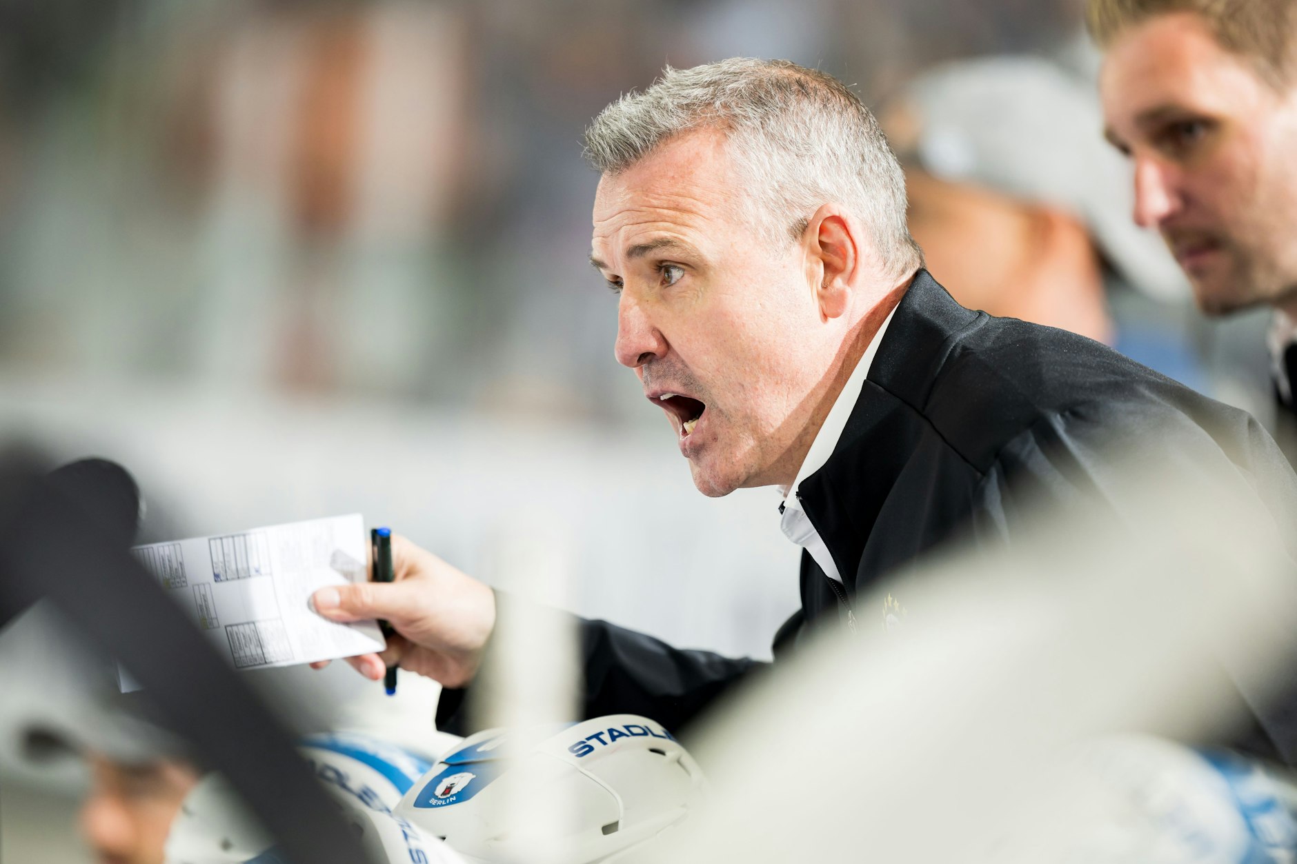 Wohin geht die Reise nach zwei Meistertiteln (2021, 2022) und der Gurken-Saison 2022/23 diesmal: Eisbären-Trainer Serge Aubin.