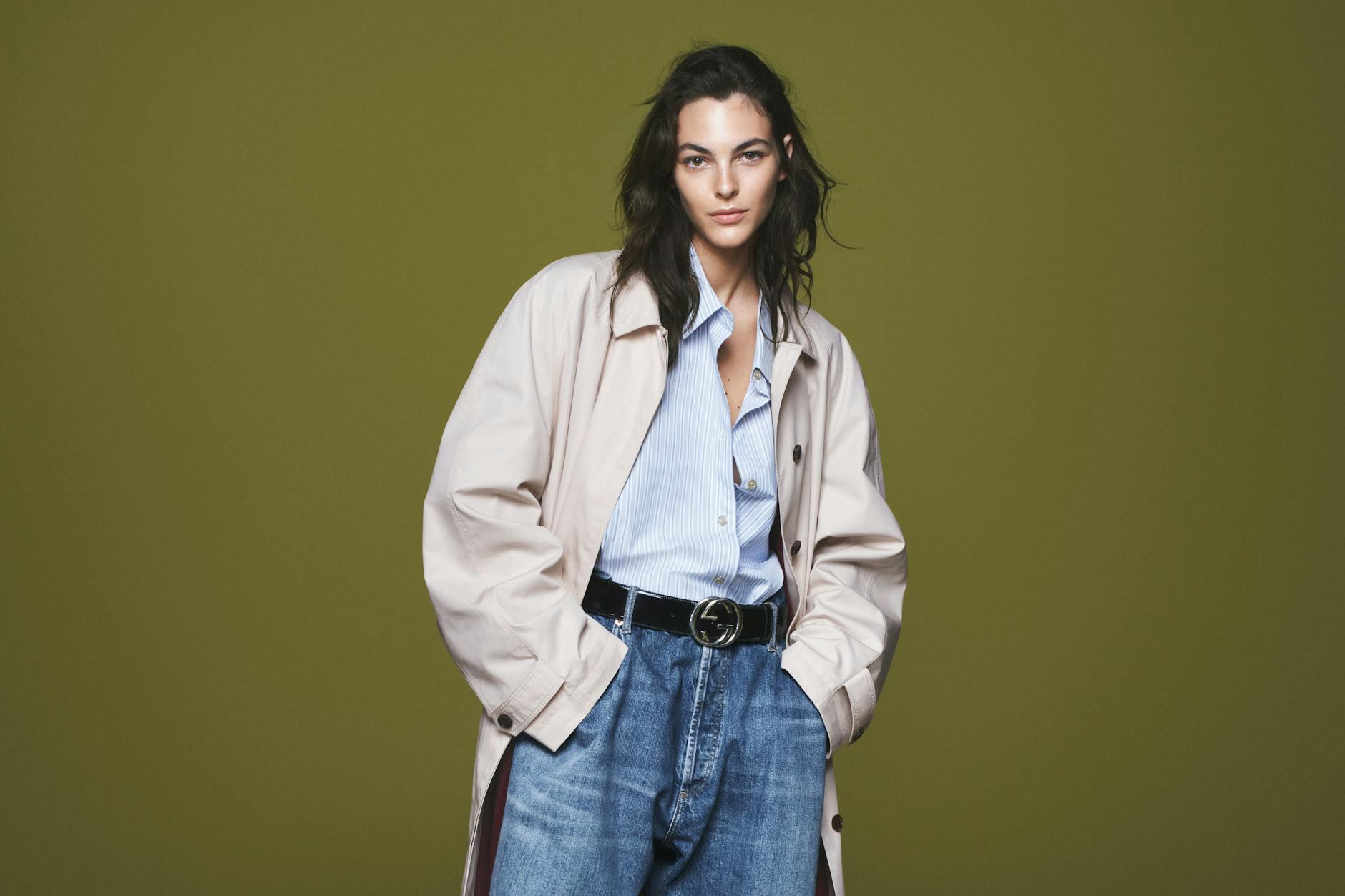 Hohe Taille mit Oversize-Jeans und Marmont Gürtel: Das italienische Model Vittoria Ceretti in einer aktuellen Gucci-Kampagne von Starfotograf David Sims. 