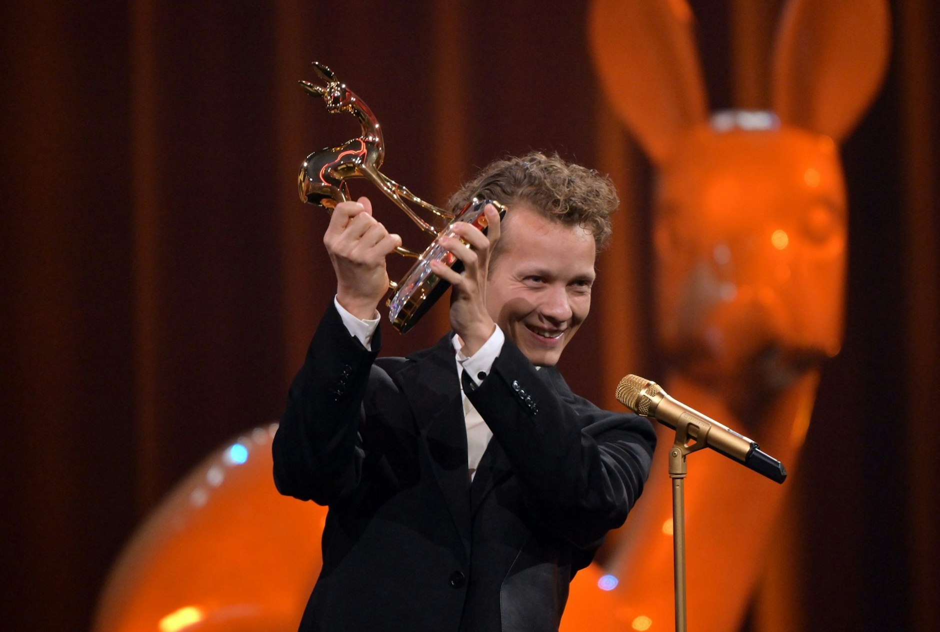Schauspieler Felix Kammerer mit dem Bambi in der Kategorie «Schauspieler National».  
