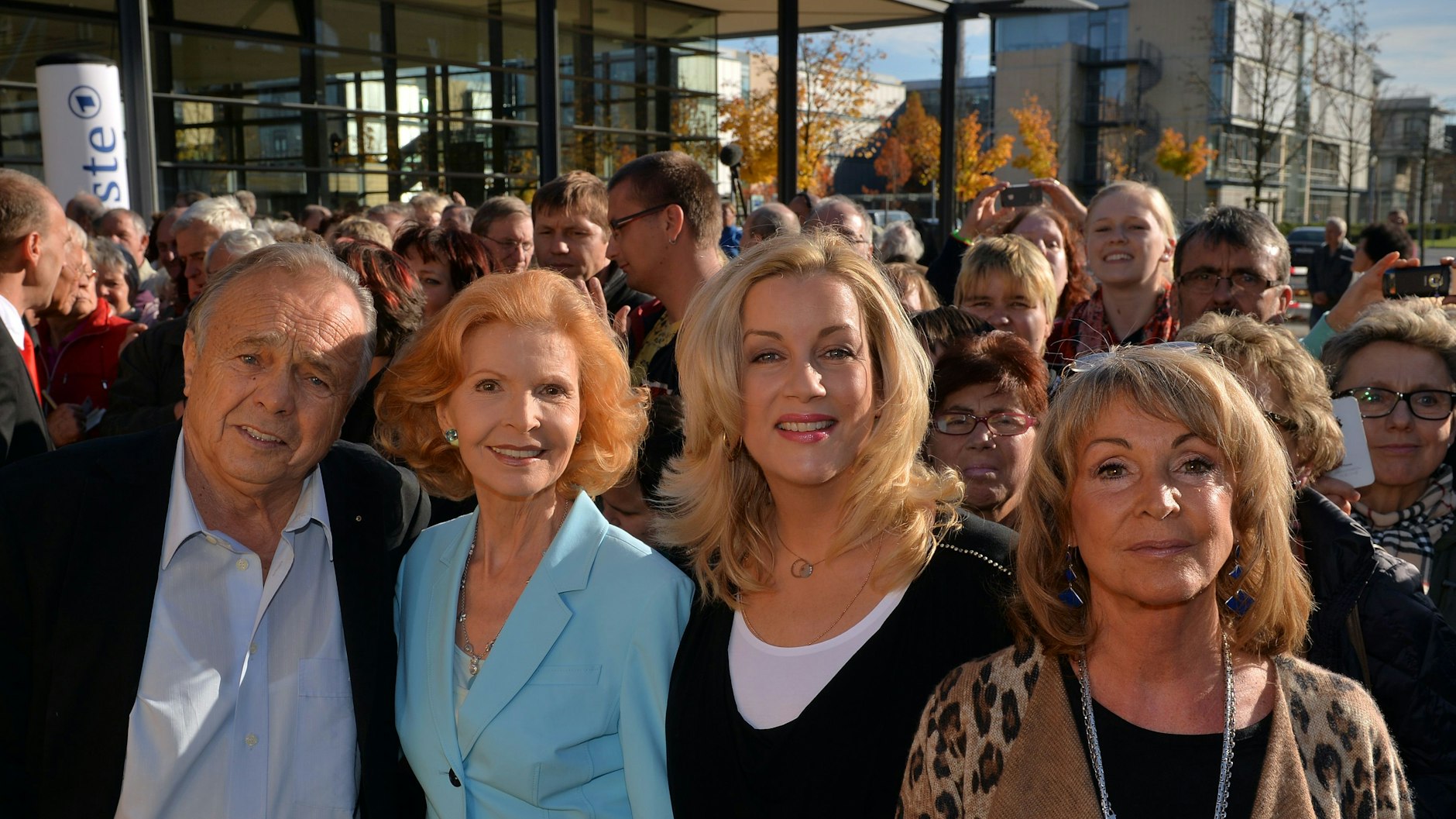 Die Schauspieler (l-r) Dieter Bellmann, Jutta Kammann, Alexa Maria Surholt und Uta Schorn beim Fanfest der ARD-Arztserie „In aller Freundschaft“.&nbsp;