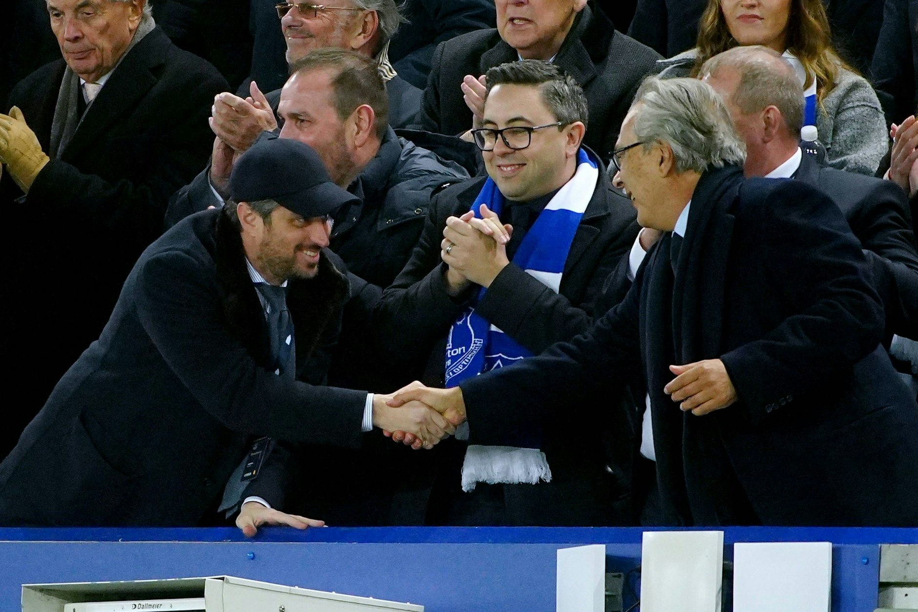 Handschlag zwische 777-Boss Josh Wander (l.) und dem vorherigen Everton-Besitzer Farhad Moshiri. Nach dem Kauf des Klubs droht jetzt richtig Ärger.