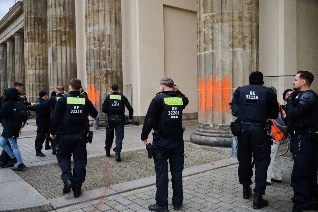 Brandenburger Tor beschmiert: Wurde Polizei mit diesem Trick weggelockt?