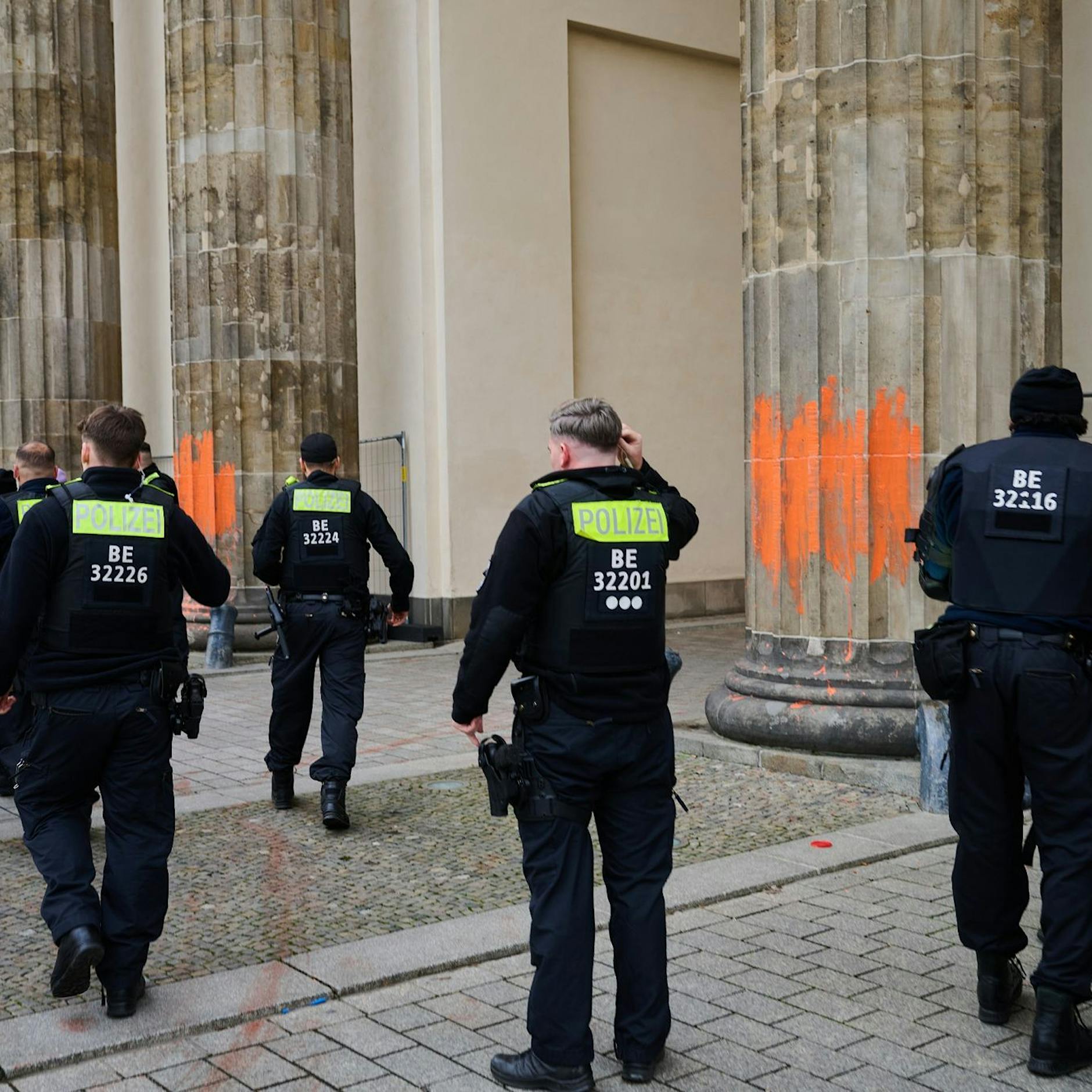 Brandenburger Tor beschmiert: Wurde Polizei mit diesem Trick weggelockt?