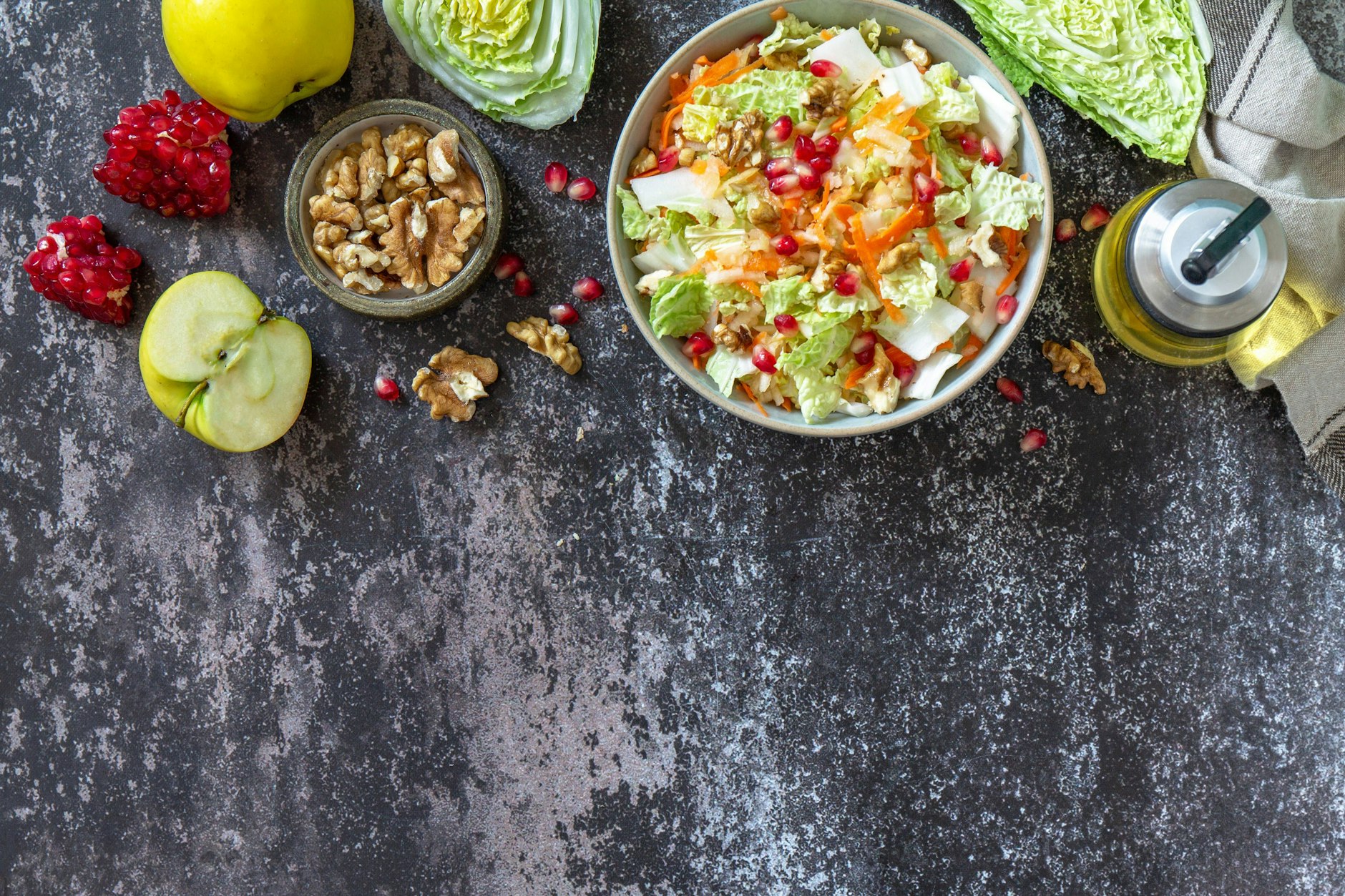 Das Rezept für Spitzkohlsalat mit Feta und Granatapfel ist gesund und lecker.