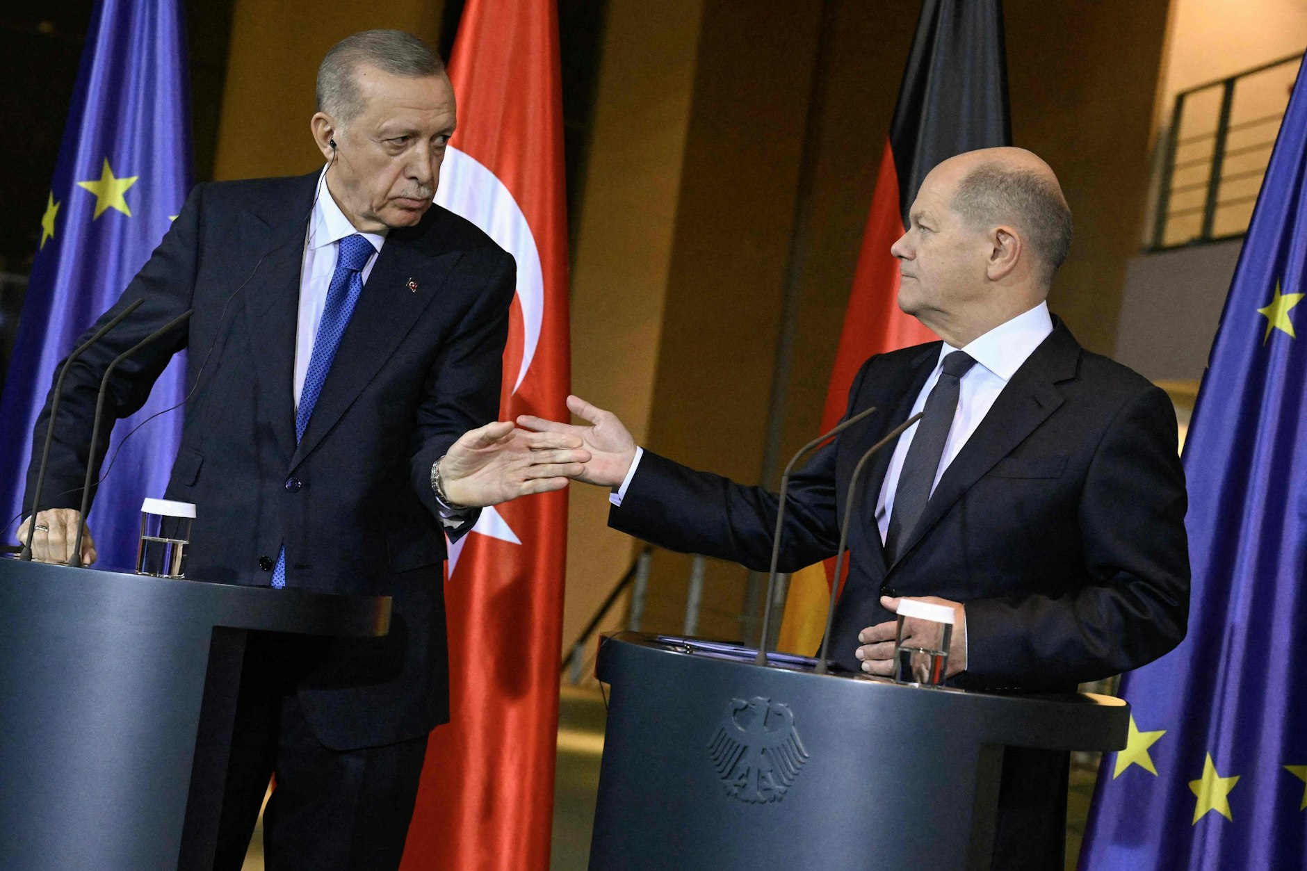 Der türkische Präsident Recep Tayyip Erdogan war am Freitag zu Besuch in Berlin. Der Gast und Bundeskanzler Olaf Scholz gaben eine gemeinsame Pressekonferenz.&nbsp;