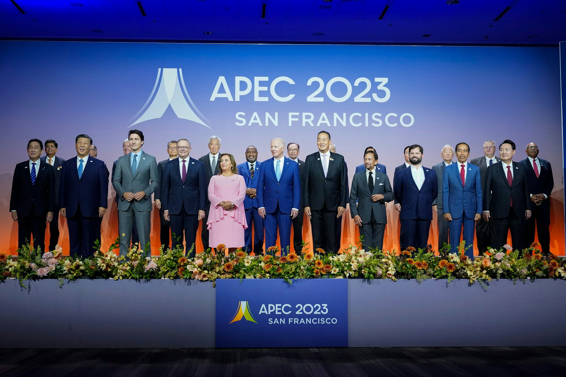 Para kepala negara dan pemerintahan berpose untuk foto keluarga di pertemuan puncak tahunan forum Kerja Sama Ekonomi Asia-Pasifik (APEC) di San Francisco.