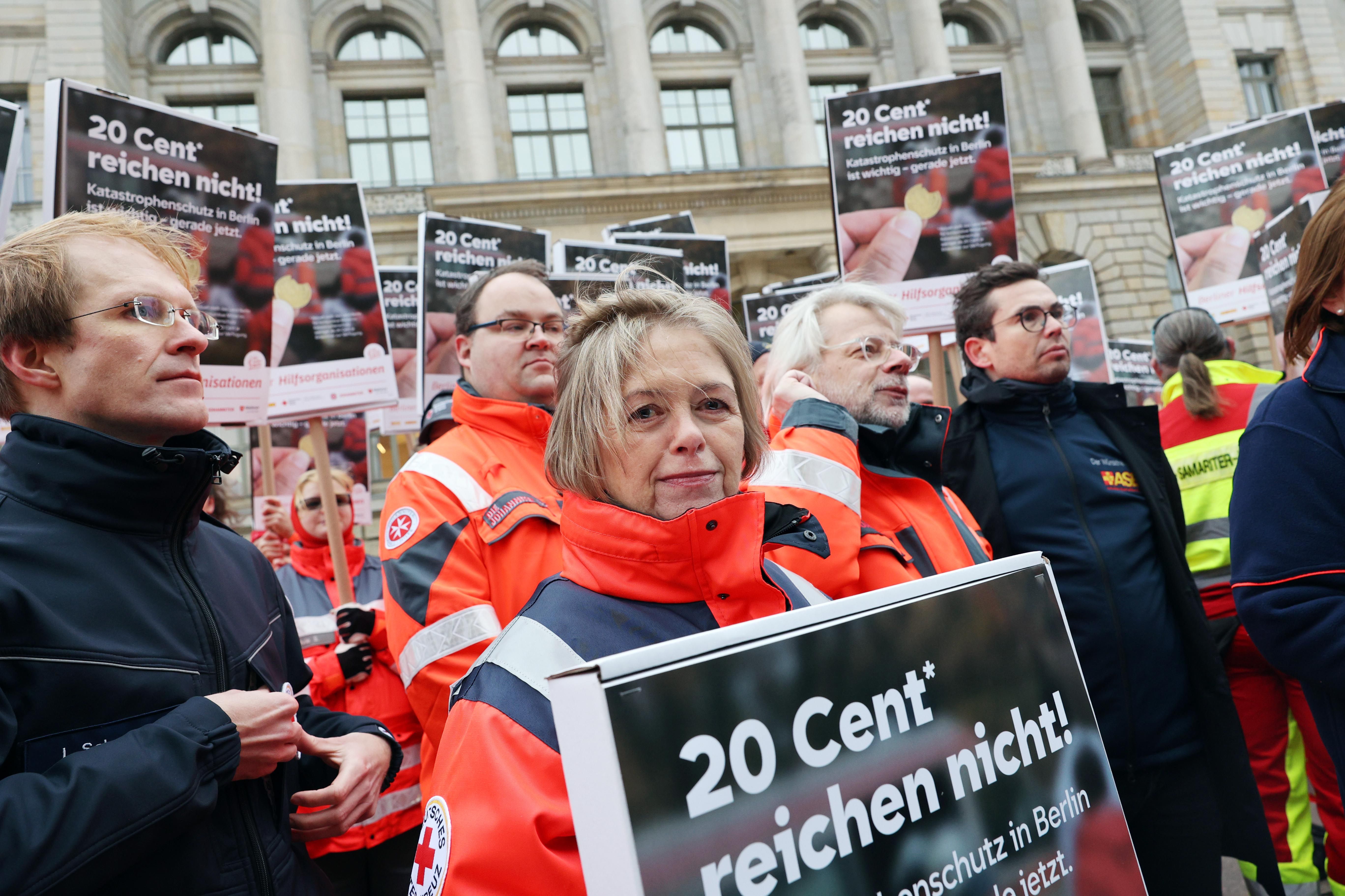 Katastrophenschutz: Hilfsorganisationen wie DRK und Malteser demonstrieren für mehr Geld in Berlin