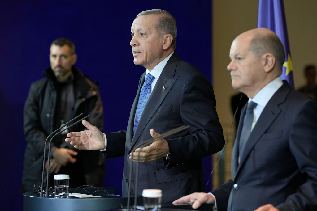 Neben Scholz: Erdogan nennt palästinensische Gefangene in Israel „Geiseln“