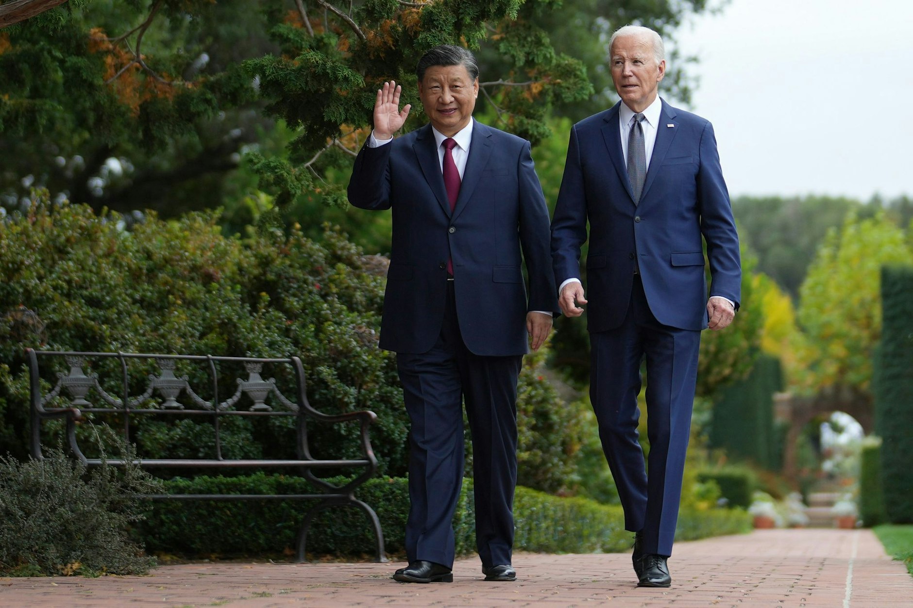 Joe Biden und Xi Jinping bei einem Spaziergang: China sei bereit, «ein Partner und Freund» der Vereinigten Staaten zu sein.  /dpa
