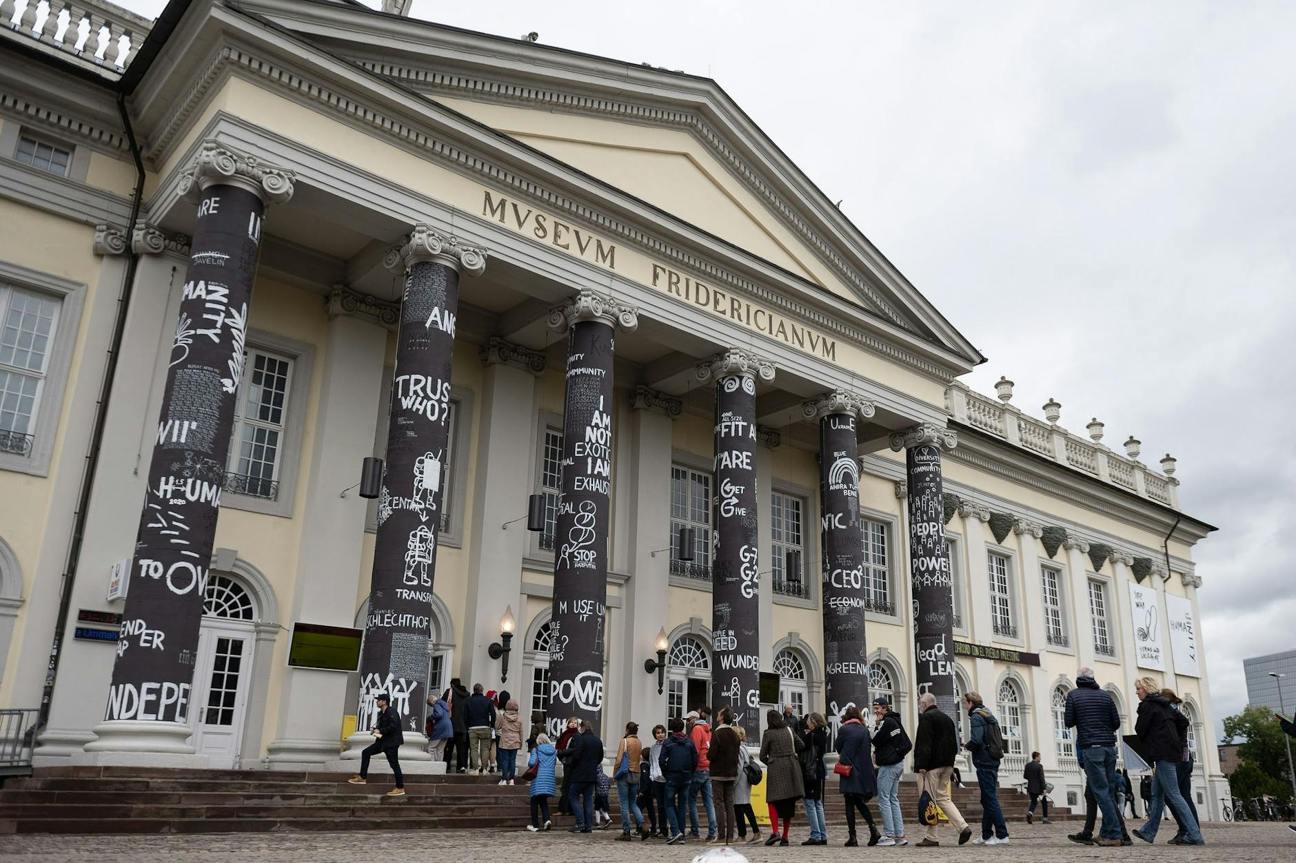 Standort in Gefahr: das Museum Fridericianum in Kassel während der Documenta Fifteen