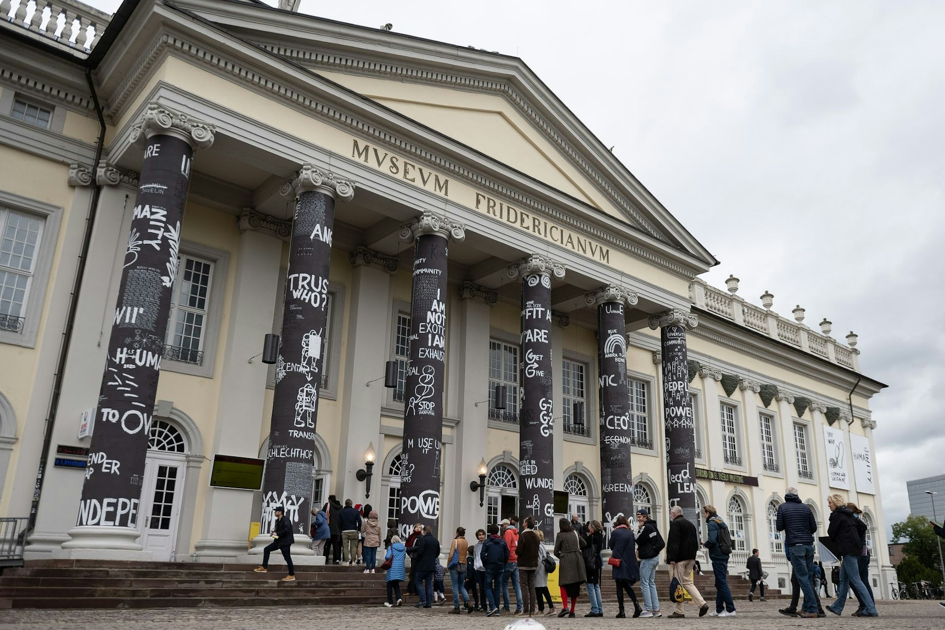Standort in Gefahr: das Museum Fridericianum in Kassel während der Documenta Fifteen
