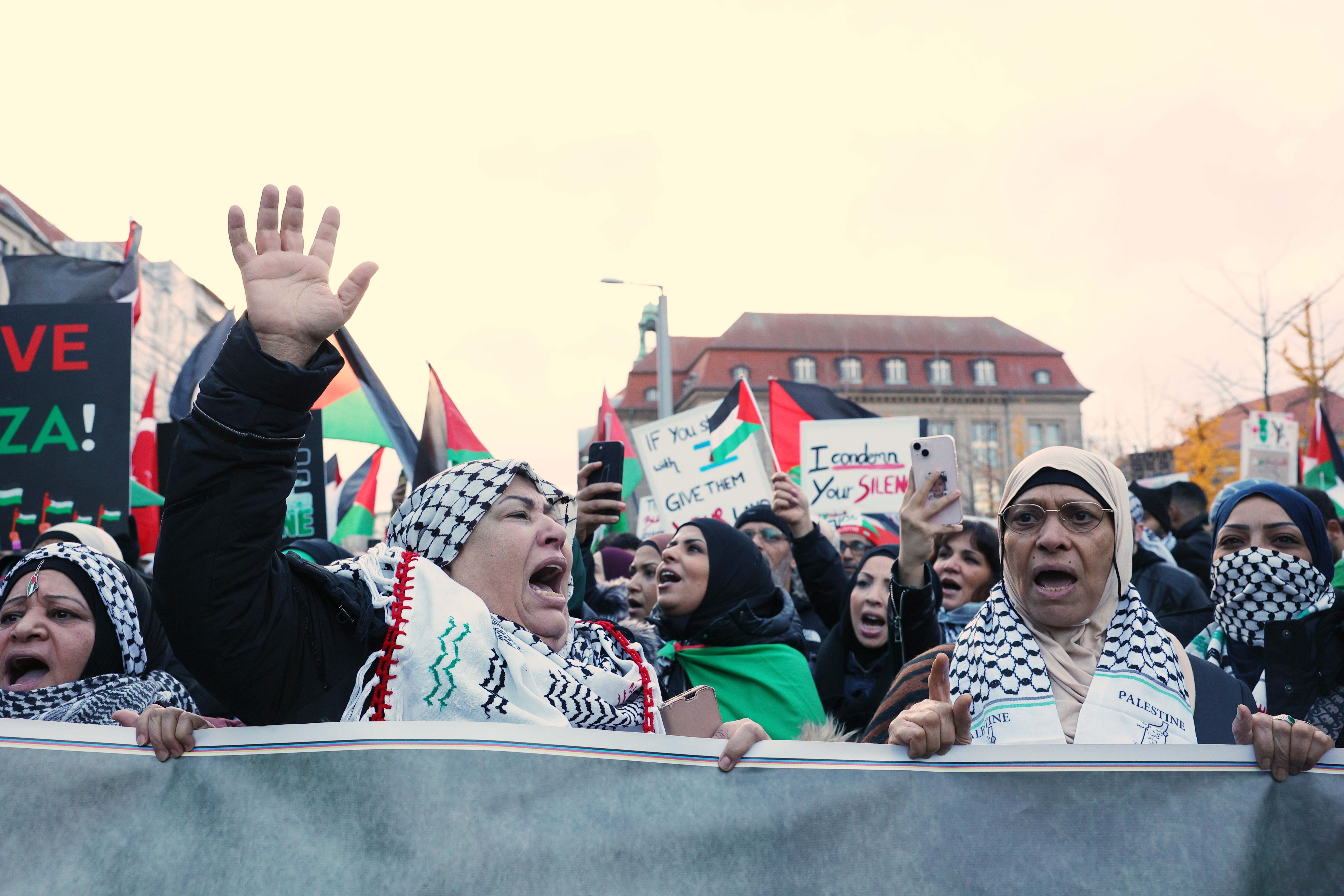 Israel-Gaza-Krieg – Berlin-Mitte: Tausende Teilnehmer Bei Palästina ...