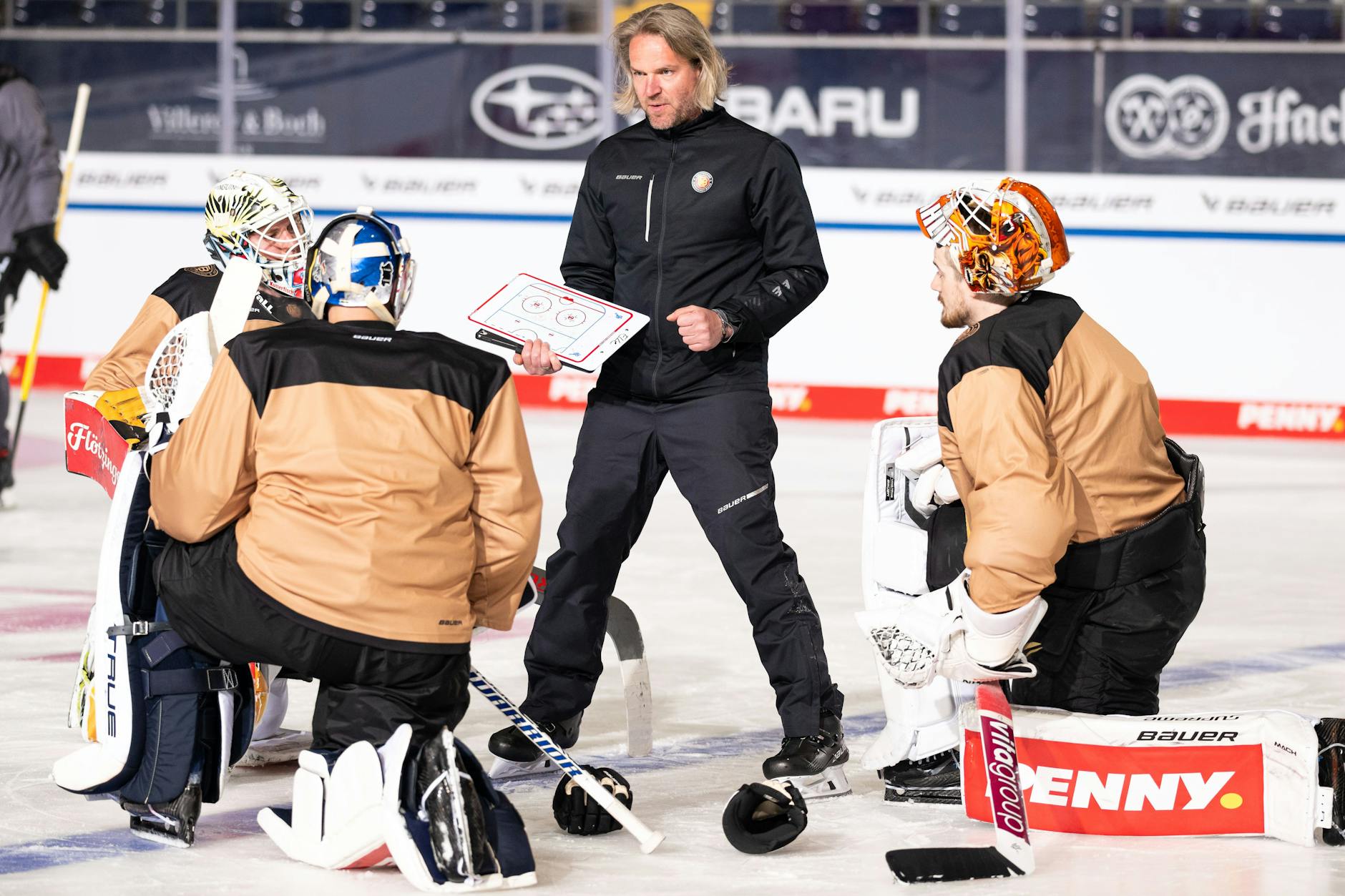 Sebastian Elwing (M.) ist Torwart-Trainer der Eisbären, betreut auch beim Nationalteam die Goalies. Wie hier im Mai in der WM-Vorbereitung, am Ende stand Silber. 