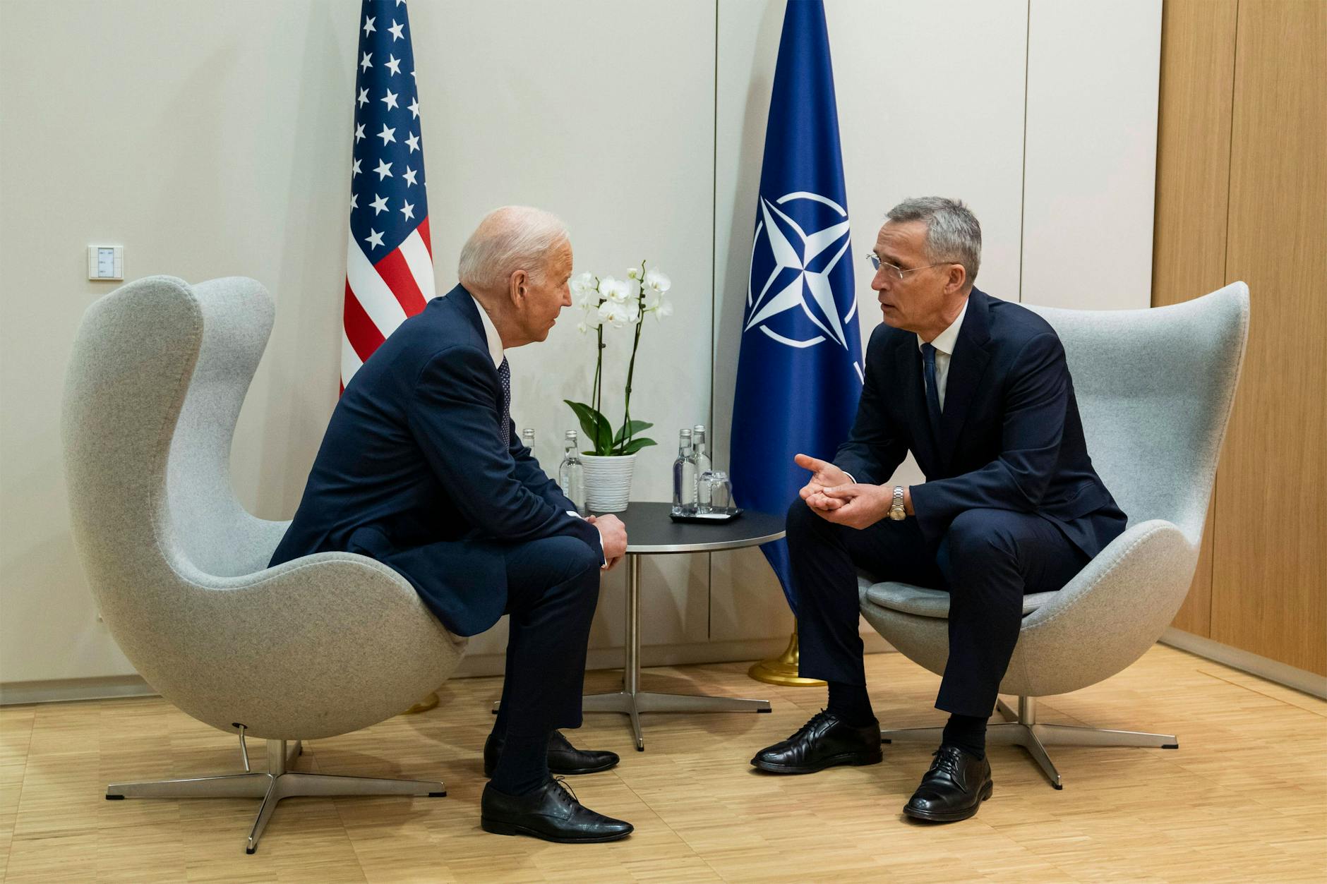 24.03.2022: US-Präsident Joe Biden mit Nato-Generalsekretär Jens Stoltenberg am Rande des Nato-Sondergipfels in Brüssel