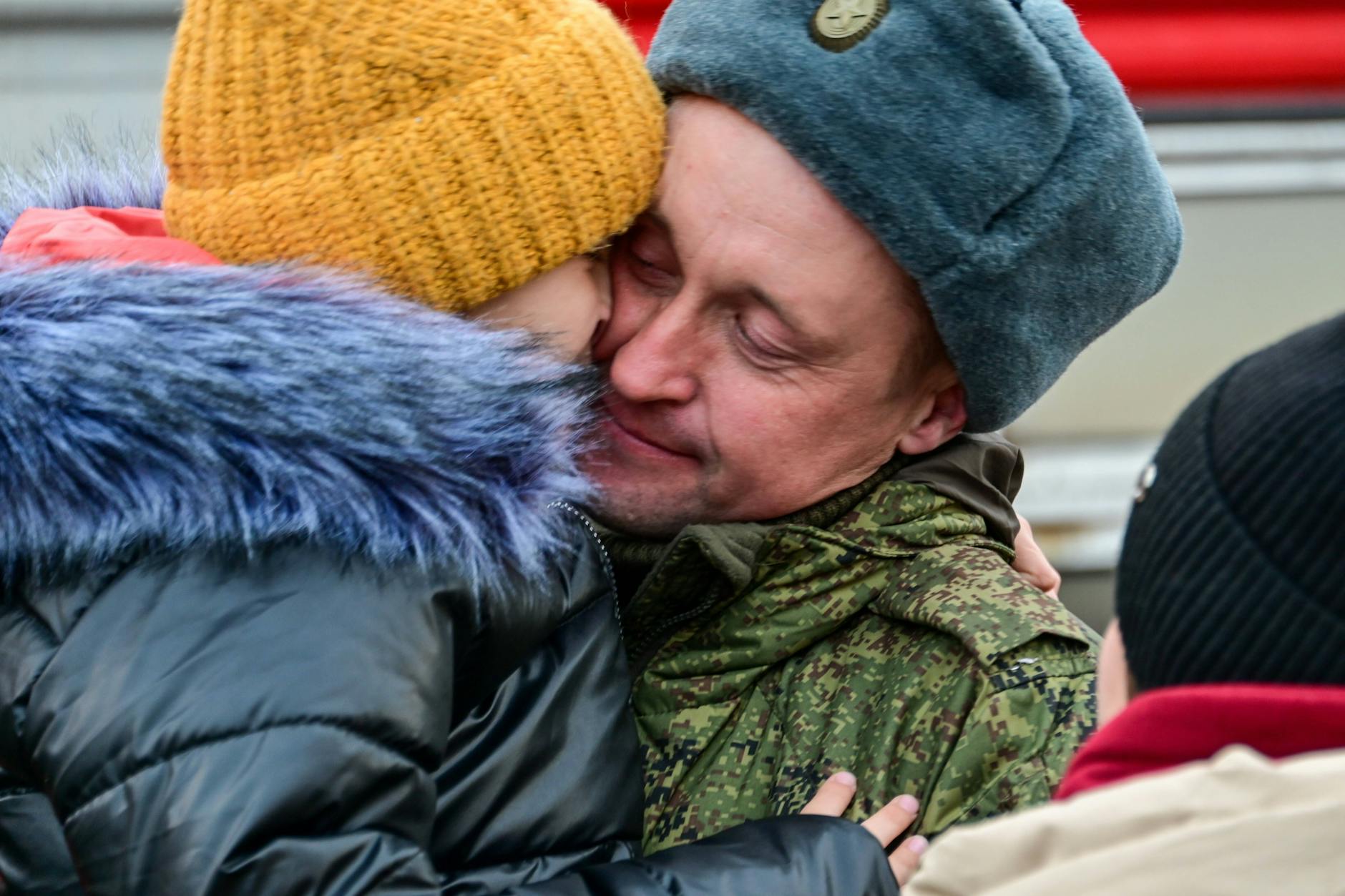 7.11.2022: Ein Mann umarmt ein Kind während einer Verabschiedungszeremonie auf einem Bahnhof für mobilisierte Reservisten der russischen Armee, die abreisen.