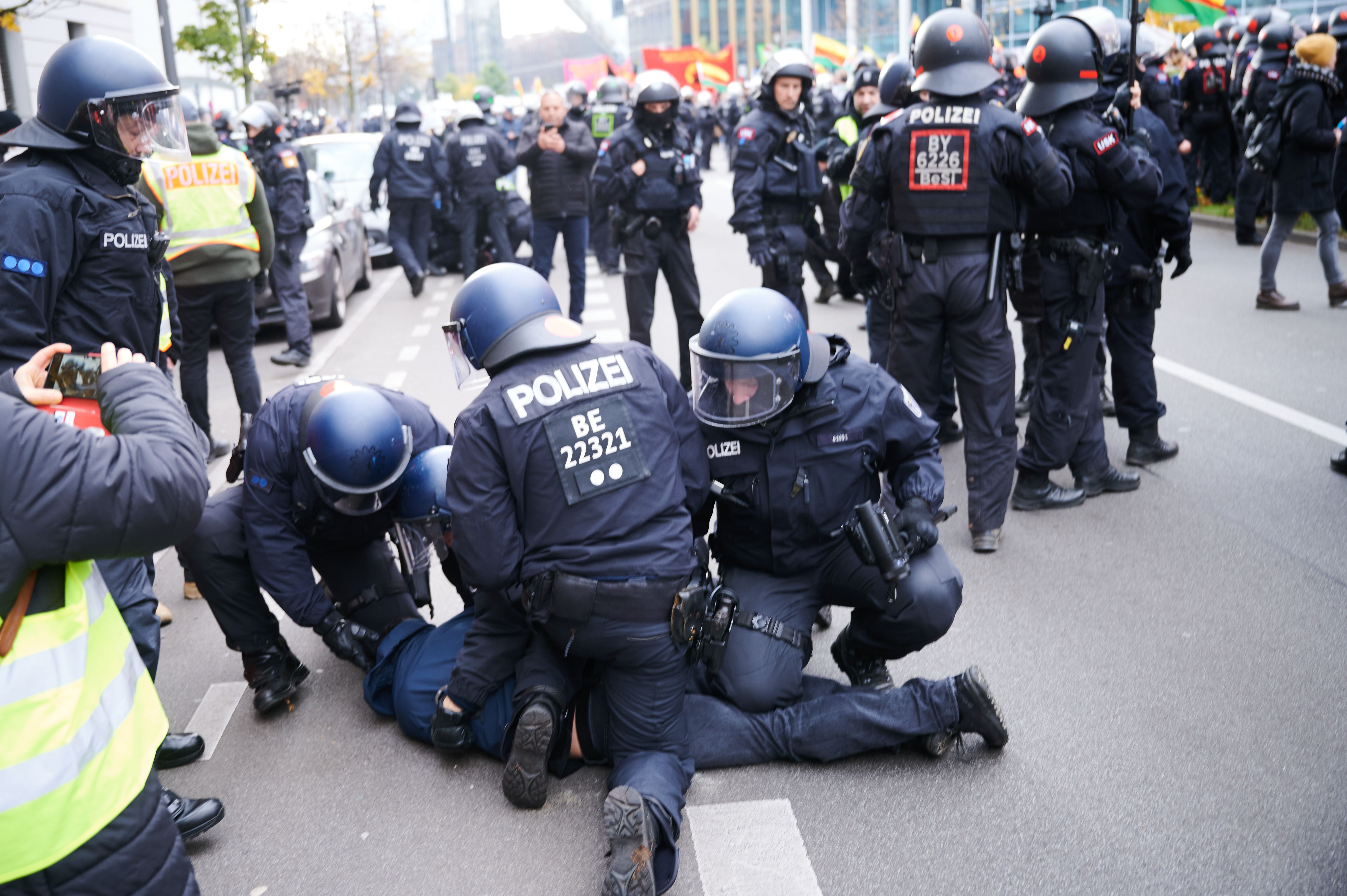 Image - Groß-Kampftag für Polizei: Erst zwei Demos, jetzt das Türkei-Länderspiel