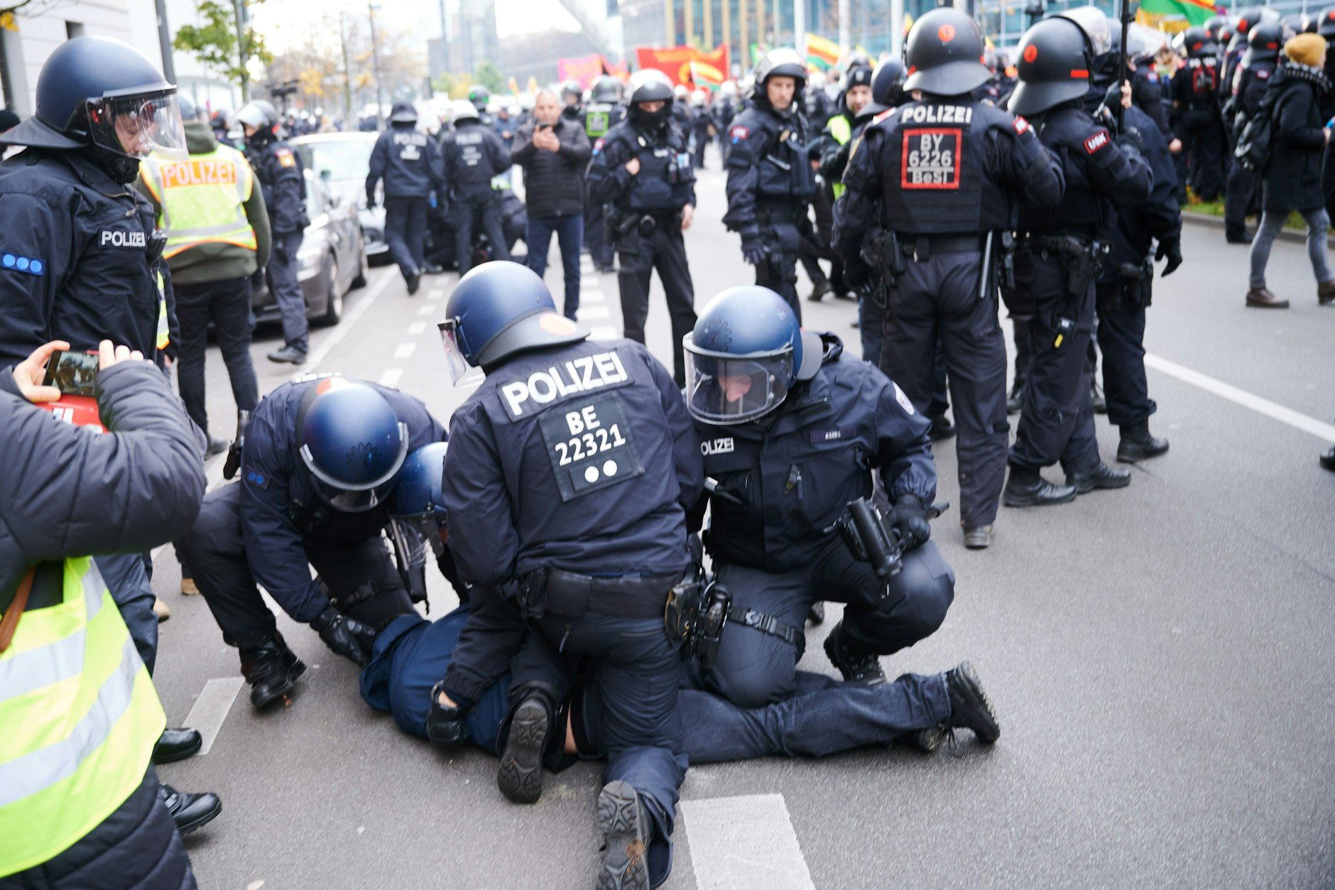 Während der Demonstration „PKK-Verbot aufheben“ kam es immer wieder zu Ausschreitungen und Festnahmen seitens der Polizei.