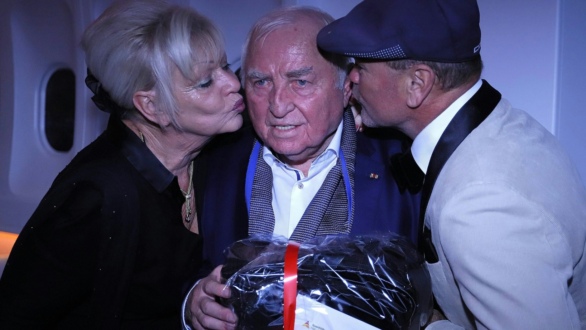 Küsschen, Küsschen für den Mann des Abends: Ehefrau Margret und Musterschüler Sven Ottke gratulieren Weltmeister-Macher Ulli Wegner.