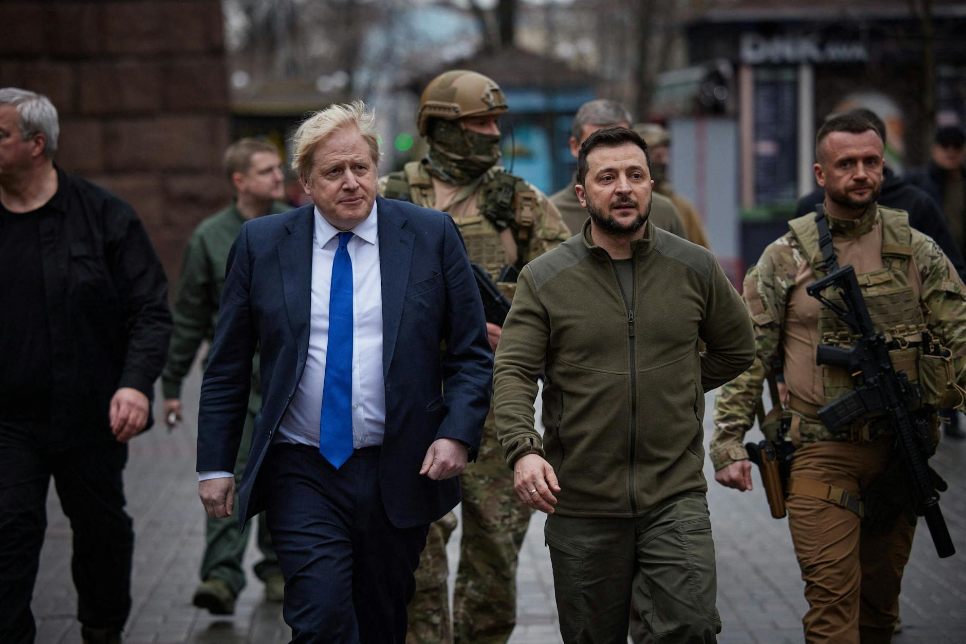 Der damalige britische Premierminister Boris Johnson bei einem Überraschungsbesuch in Kiew mit dem ukrainischen Präsidenten Wolodymyr Selenskyj im April 2022.
