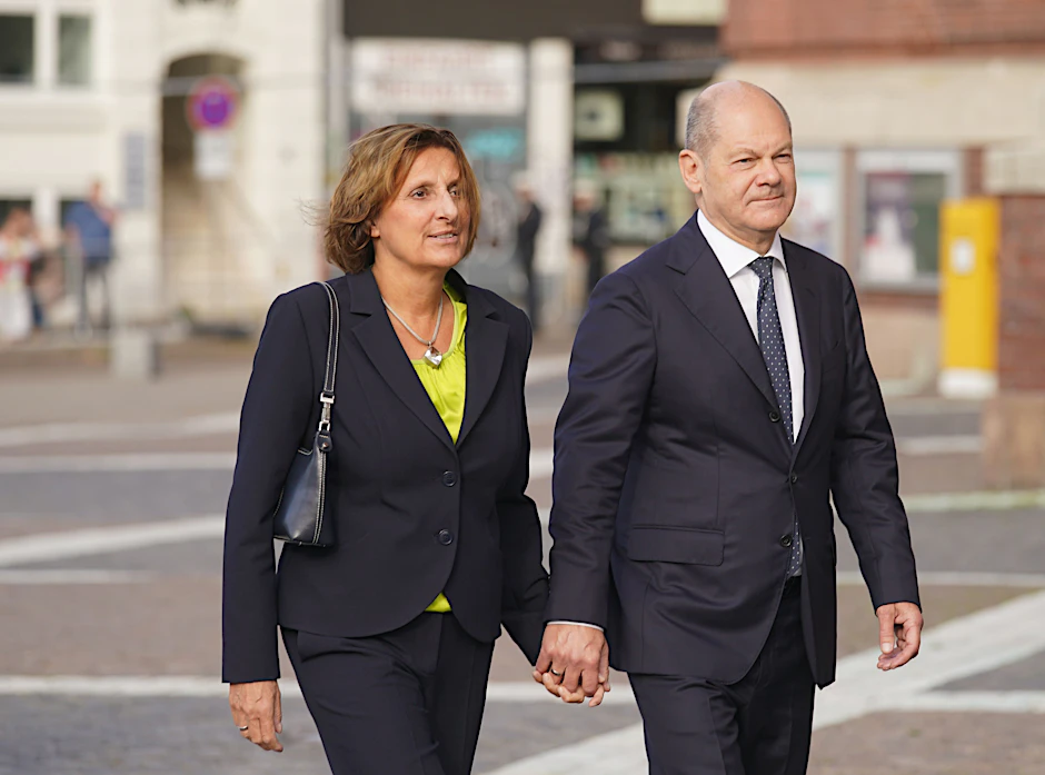 Britta Ernst Anfang Oktober mit ihrem Gatten, Bundeskanzler Olaf Scholz (beide SPD), in Hamburg. Im Potsdamer Untersuchungsausschuss nach ihrer Zeit als Brandenburger Bildungsministerin während Corona befragt, kann sie sich an einiges nicht erinnern und fühlt sich für anderes nicht zuständig.