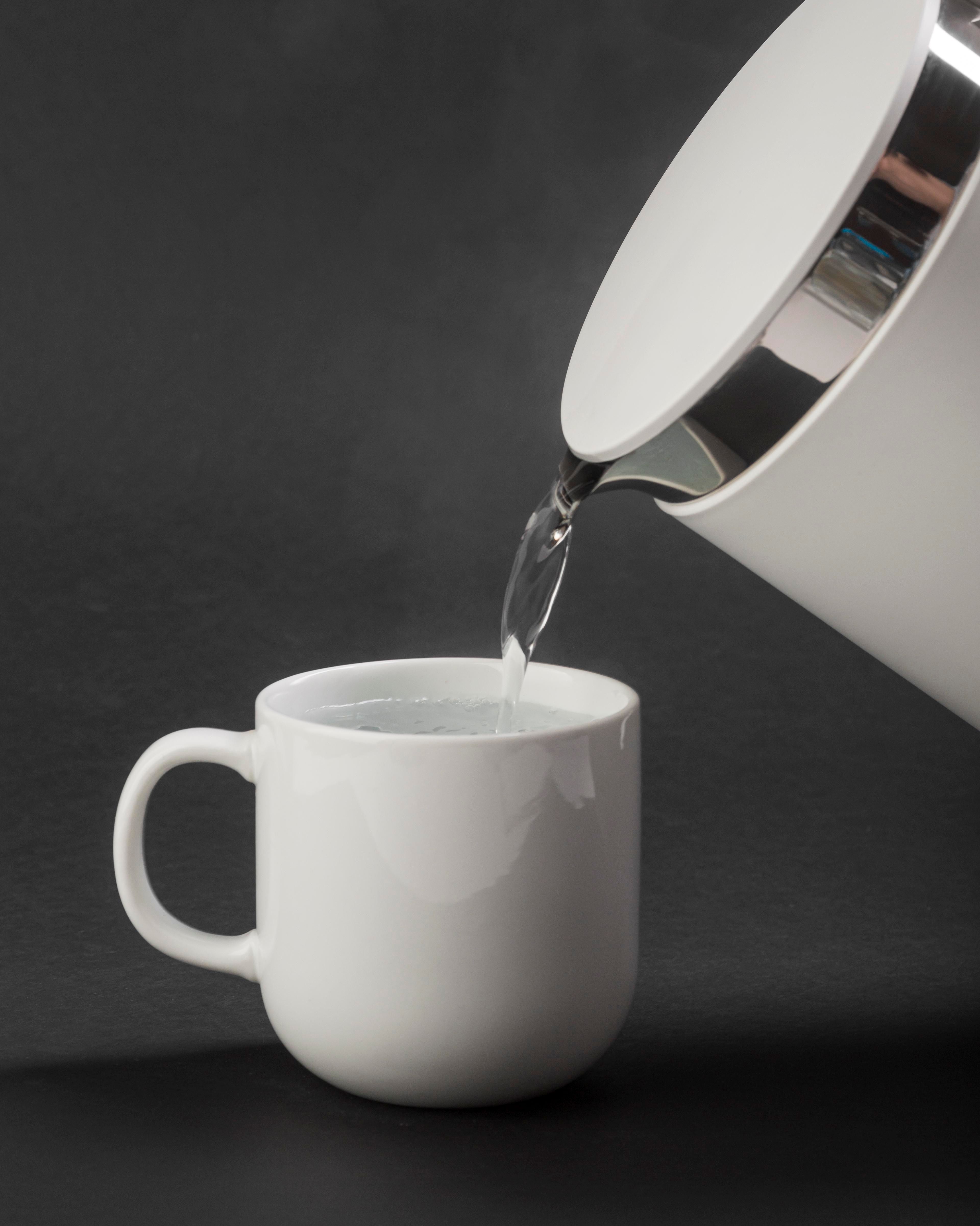 Darf ich Wasser im Wasserkocher zweimal aufkochen? Davor warnen Experten