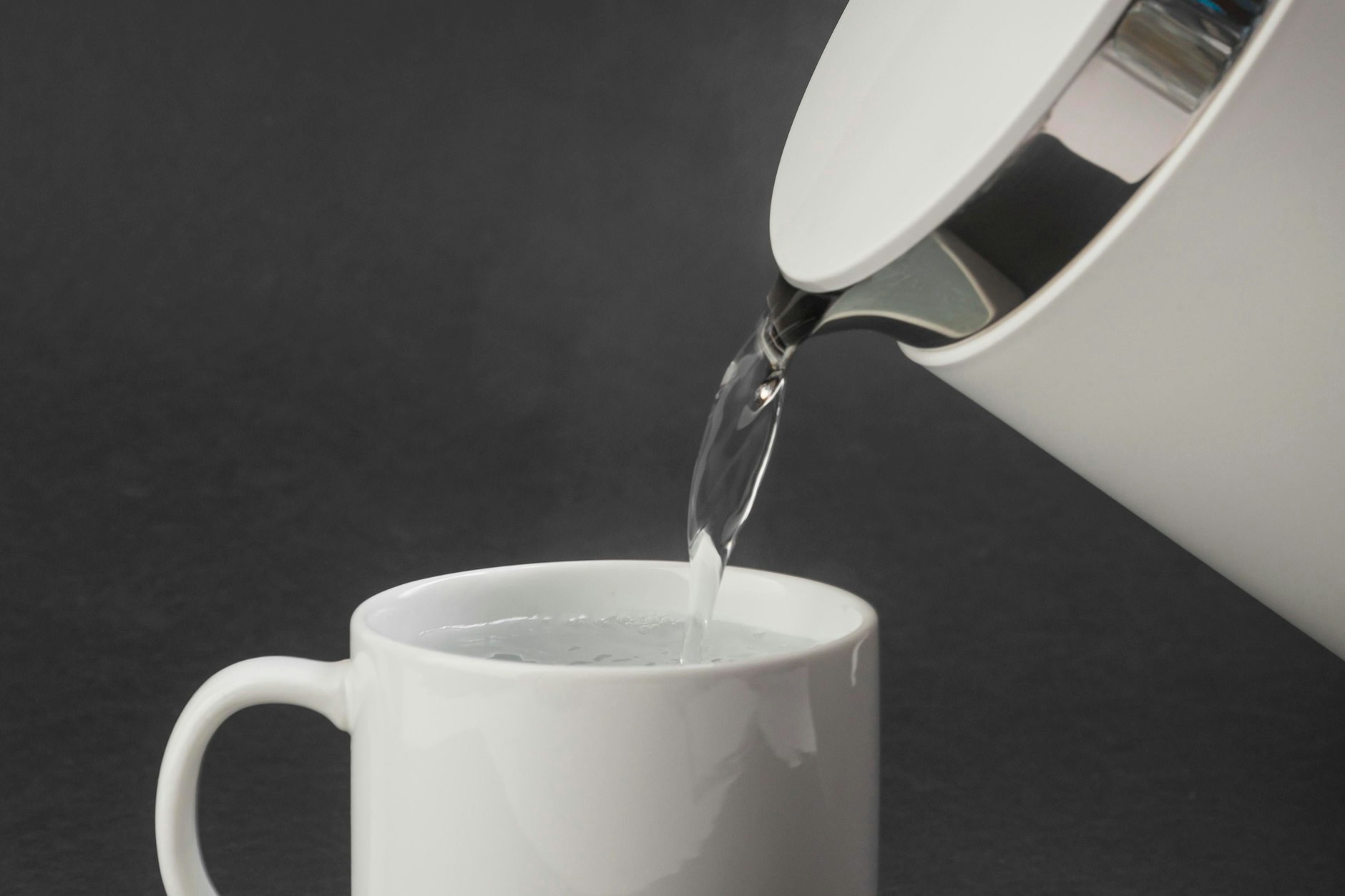 Halb Deutschland zapft lieber frisches Wasser am Hahn, kippt das alte weg.