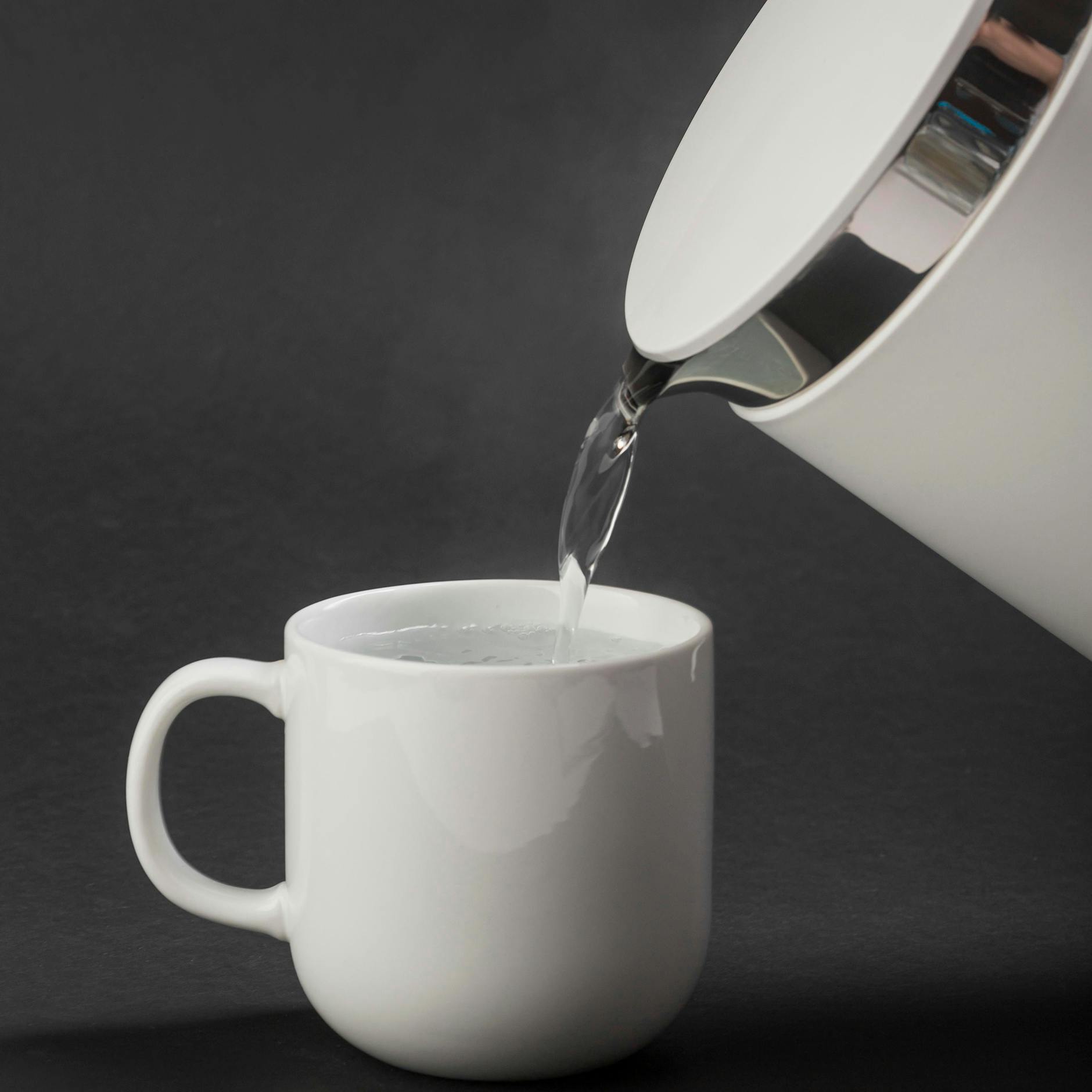 Darf ich Wasser im Wasserkocher zweimal aufkochen? Davor warnen Experten