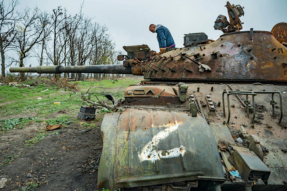 Überreste eines zerstörten russischen Panzers mit dem Z-Symbol am Rande von Myroljubiwka, einem befreiten Dorf in der Provinz Cherson.