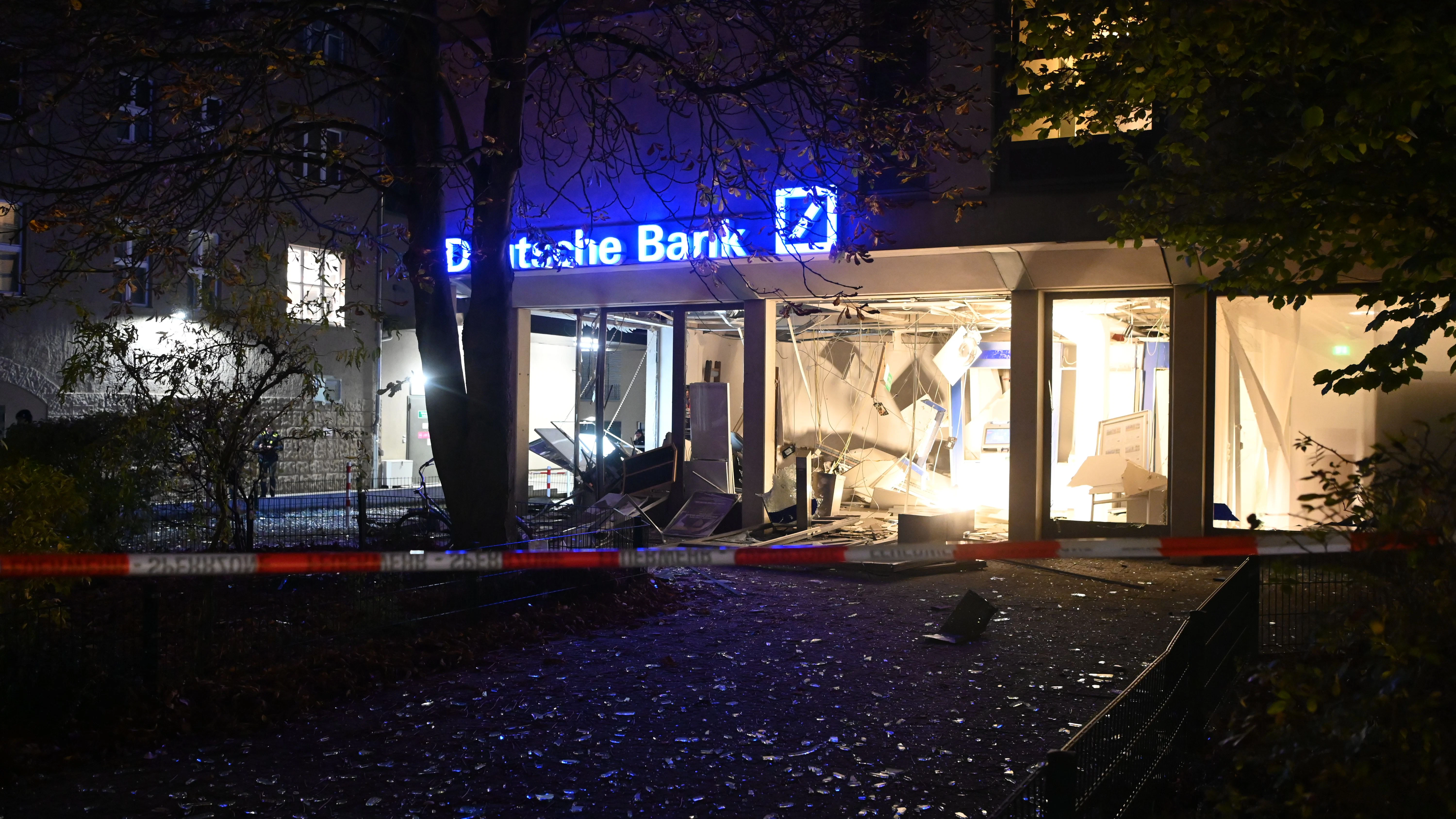 Bei einer Geldautomatensprengung in Berlin-Frohnau ist der Vorraum einer Bankfiliale stark beschädigt worden.