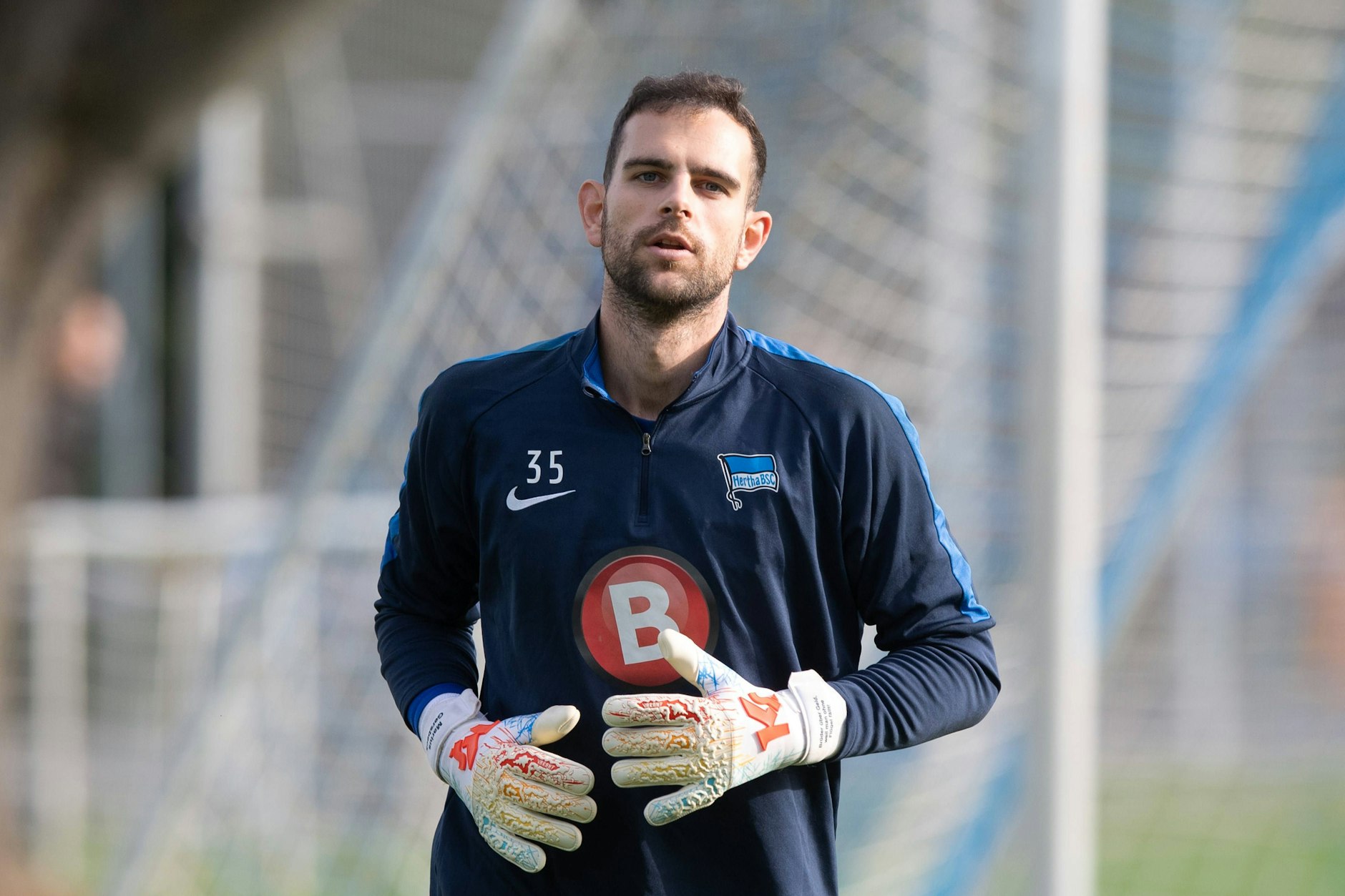 Torwart Marius Gersbeck wurde von Hertha BSC nach seiner Prügelnacht im österreichischen Trainingscamp begnadigt und darf wieder mittraieniren.