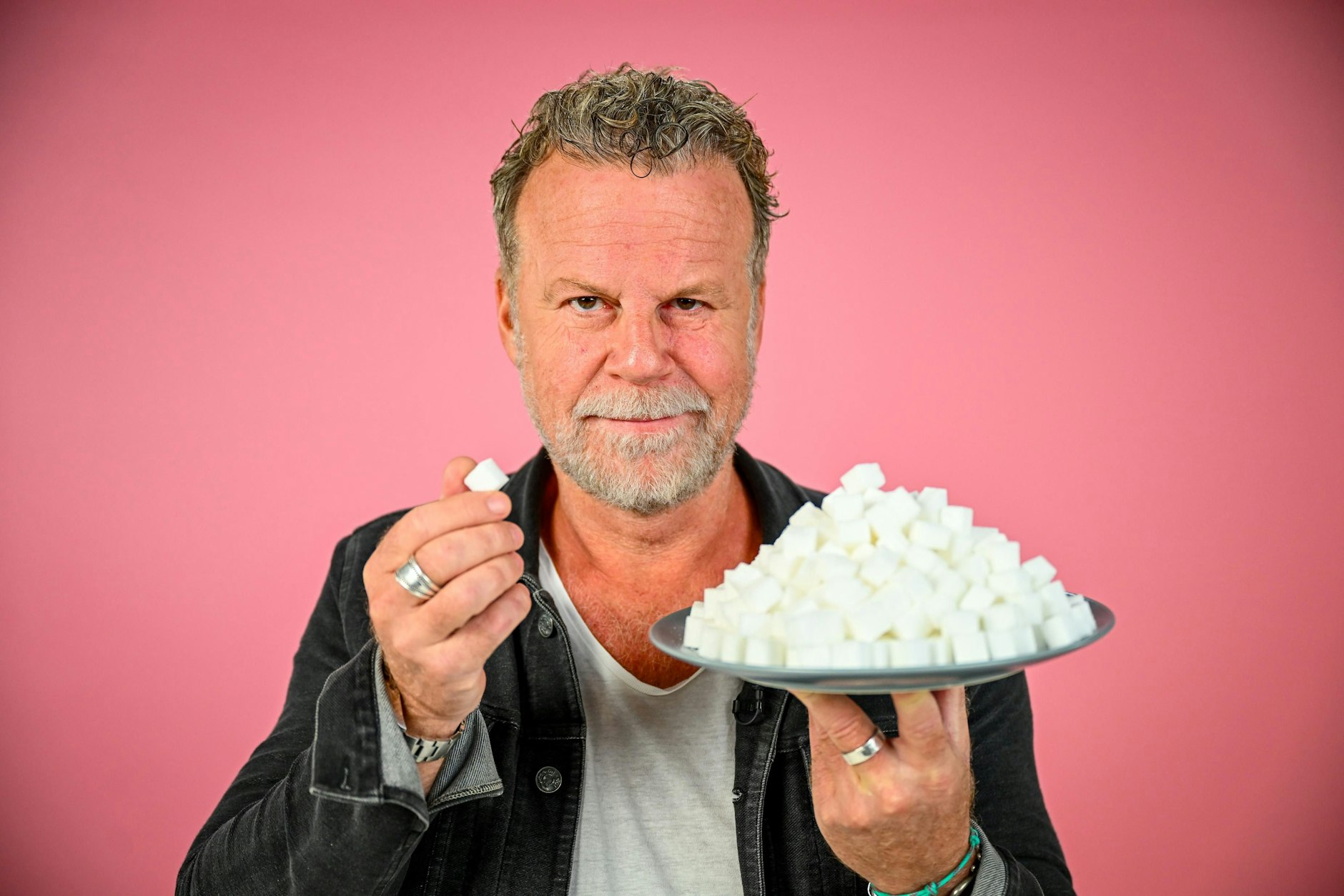 Jenke von Wilmsdorff isst für ein neues Experiment jeden Tag ein Kilogramm Zucker.