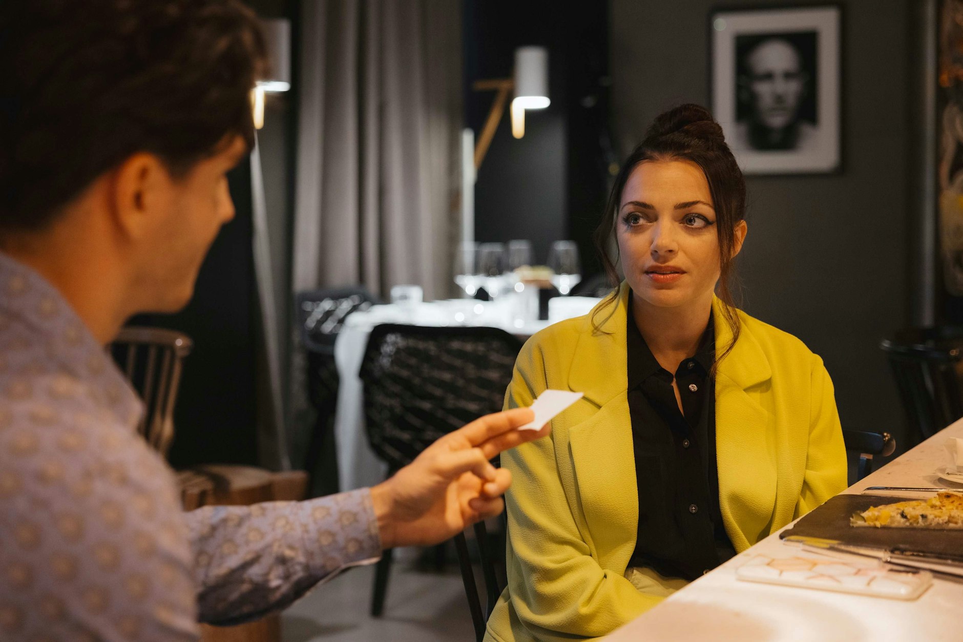 Emily trifft in Paris auf einen Mann, der ihr scheinbar den Kopf verdreht.