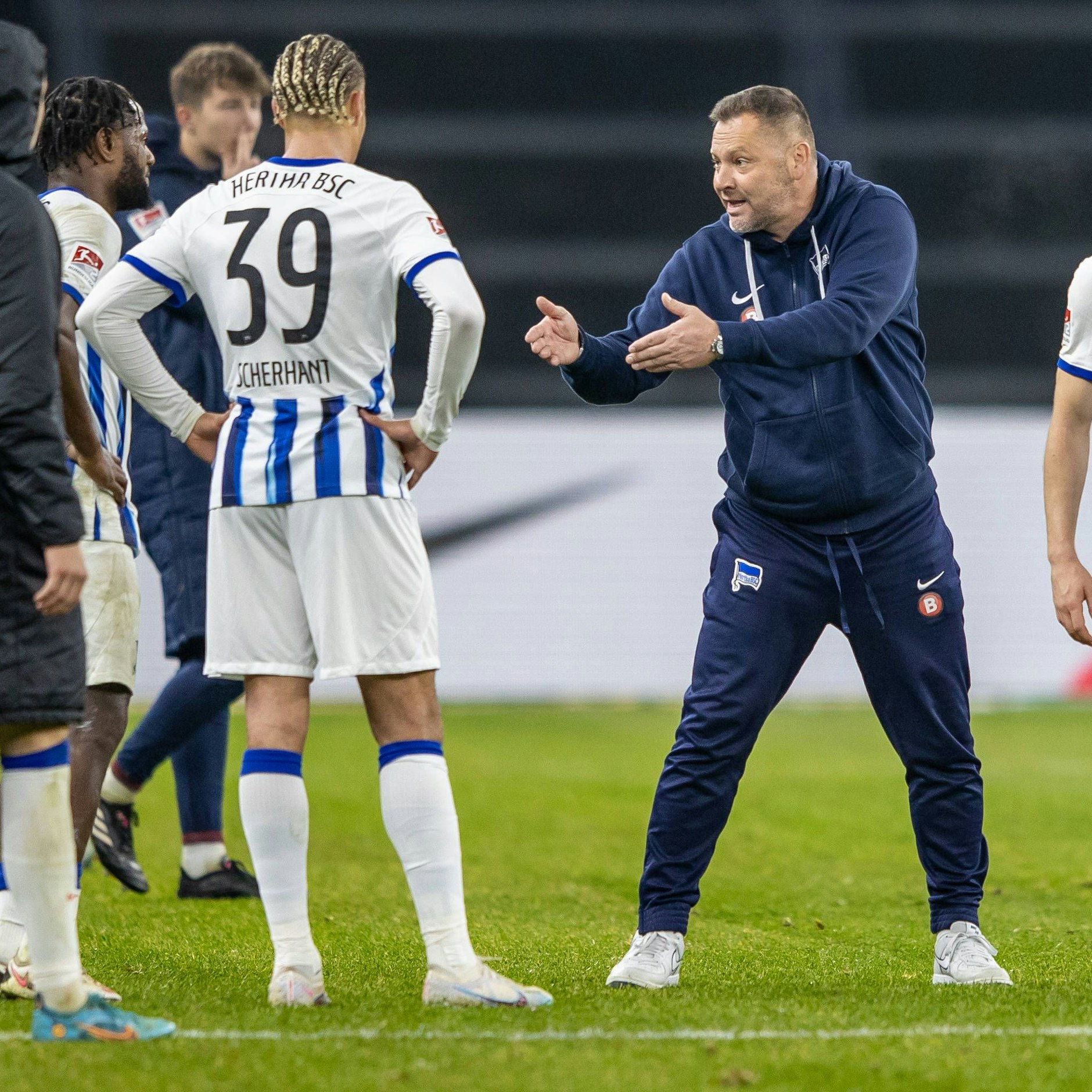 Herthas Trainer Pal Dardai mit knallharter Ansage an Derry Scherhant.