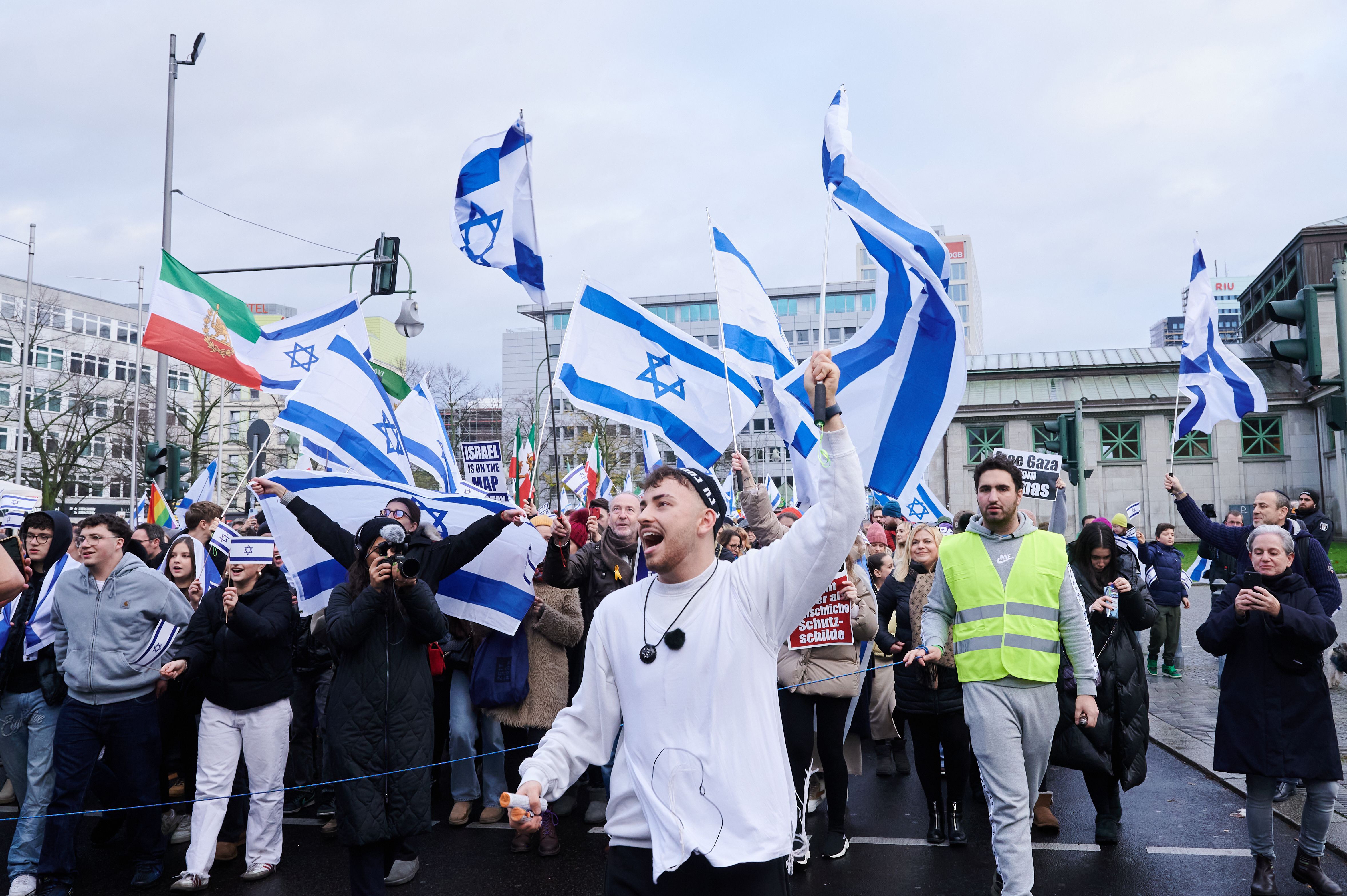 Solidarität Mit Israel: Hunderte Demonstranten Zogen Am Sonntag Durch ...