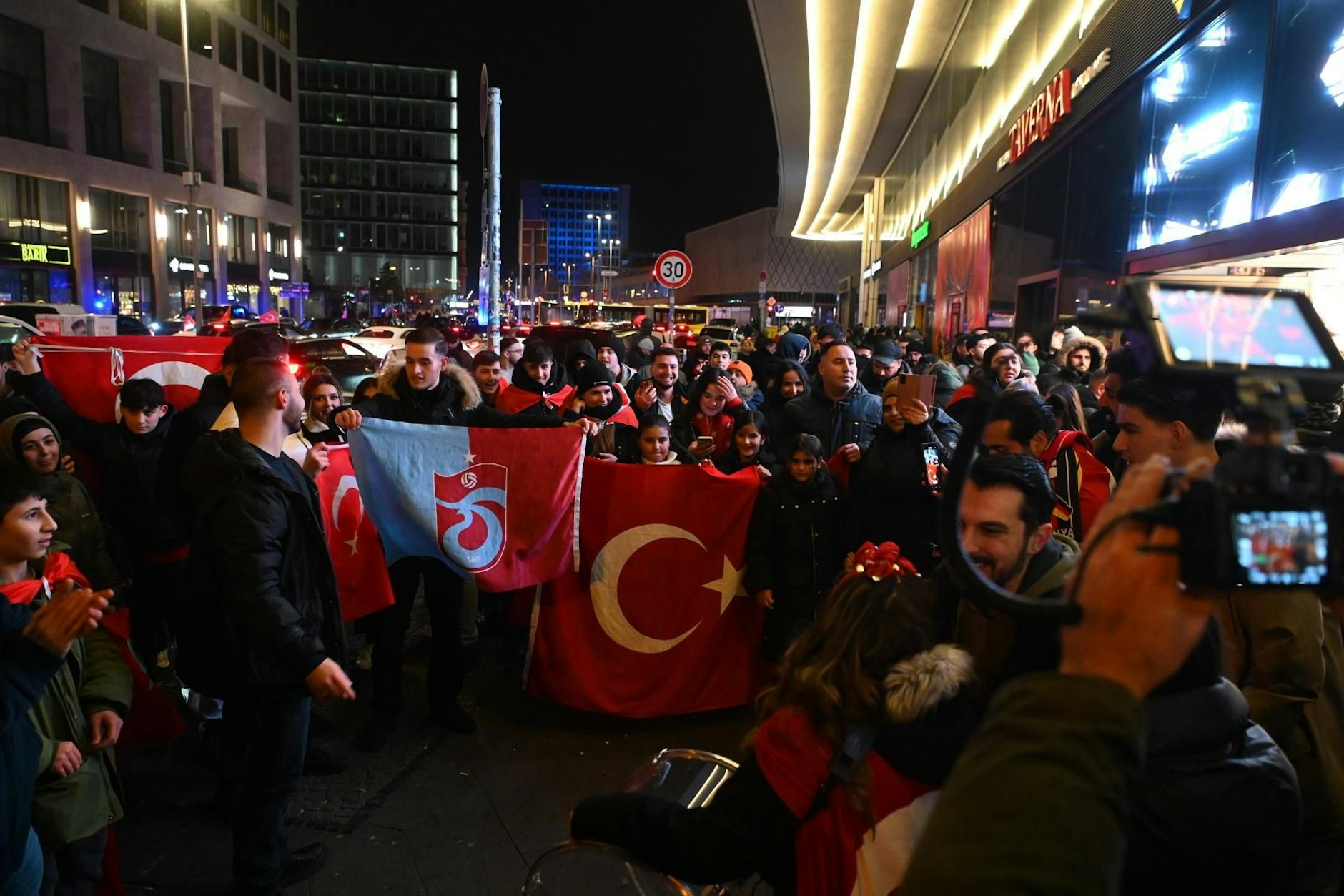 Türkei-Fans ziehen mit Autokorso durch Berlin: City West nach Fußball ...