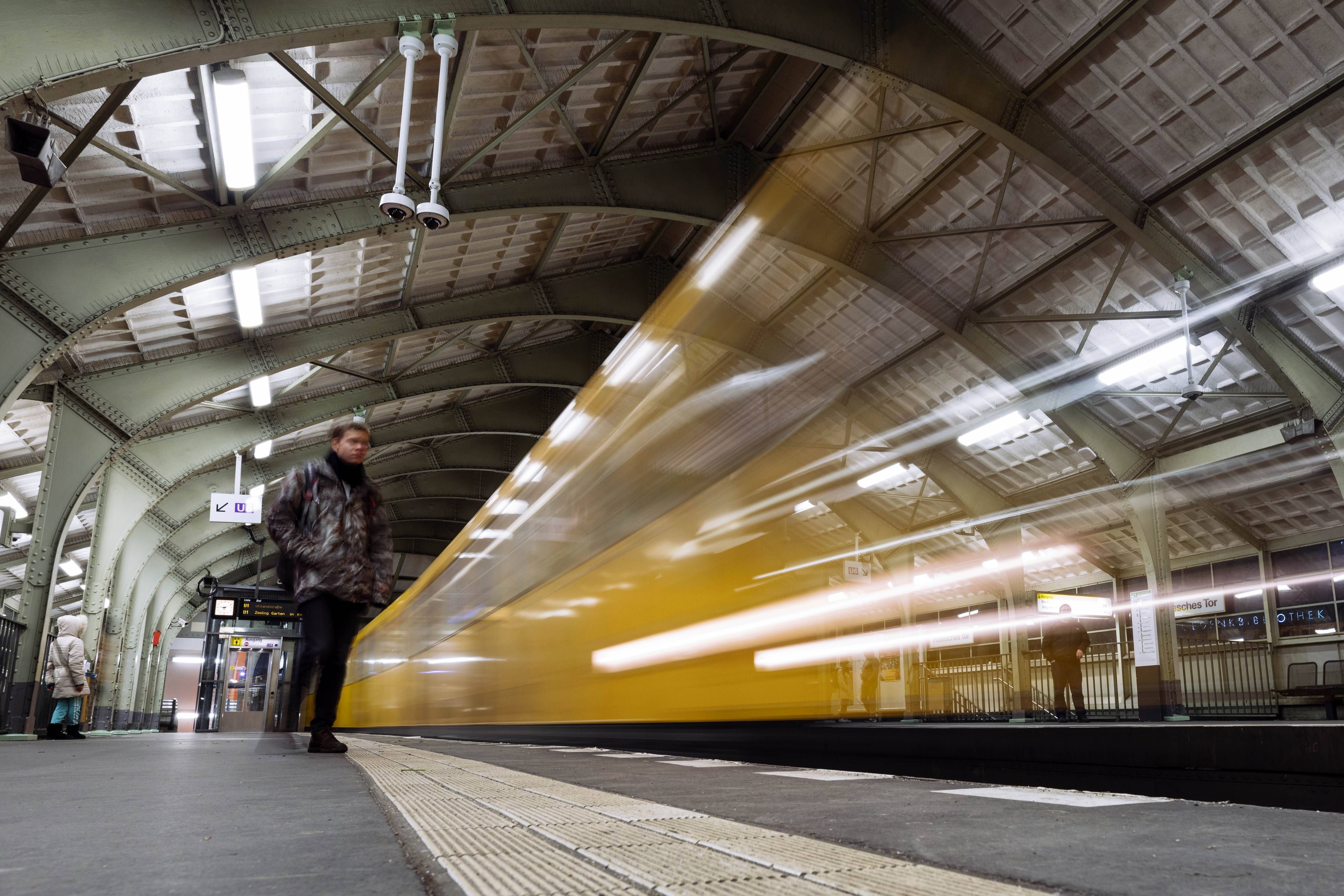 Berlin-Kreuzberg: 14-Jähriger stürzt von fahrender U-Bahn – Lebensgefahr