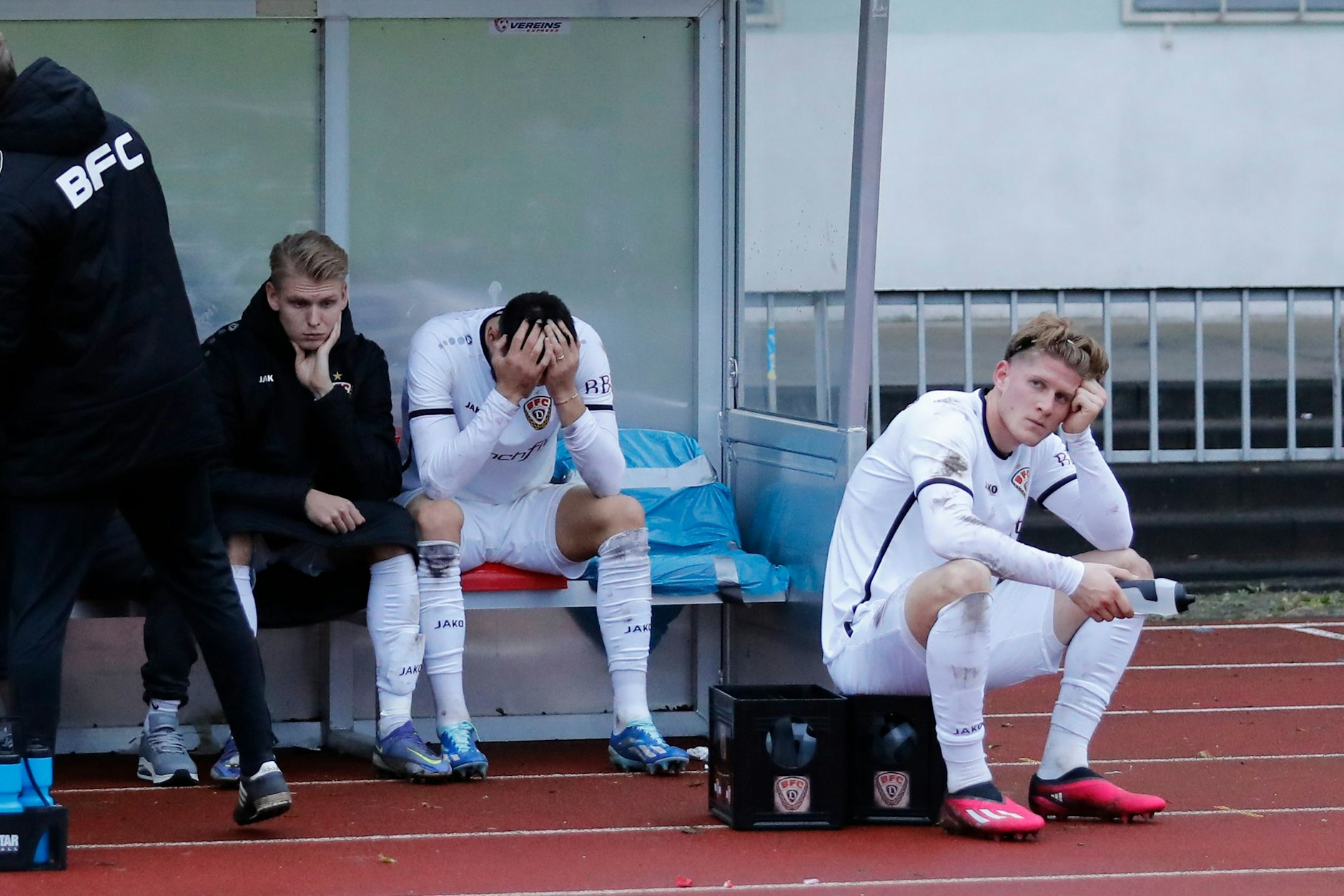 So sehen Verlierer aus: (v.l.) Joey Breitfeld, Rufat Dadashov und Luis Malina nach dem Pokal-Aus des BFC Dynamo beim BAK.