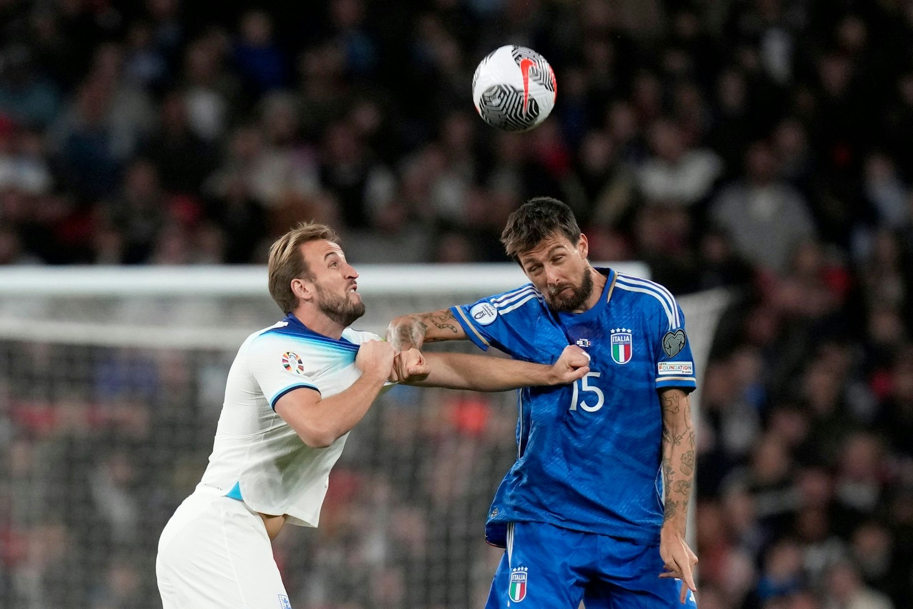 ARCHIV - Englands Harry Kane (l) im Zweikampf mit Italiens Francesco Acerbi.  