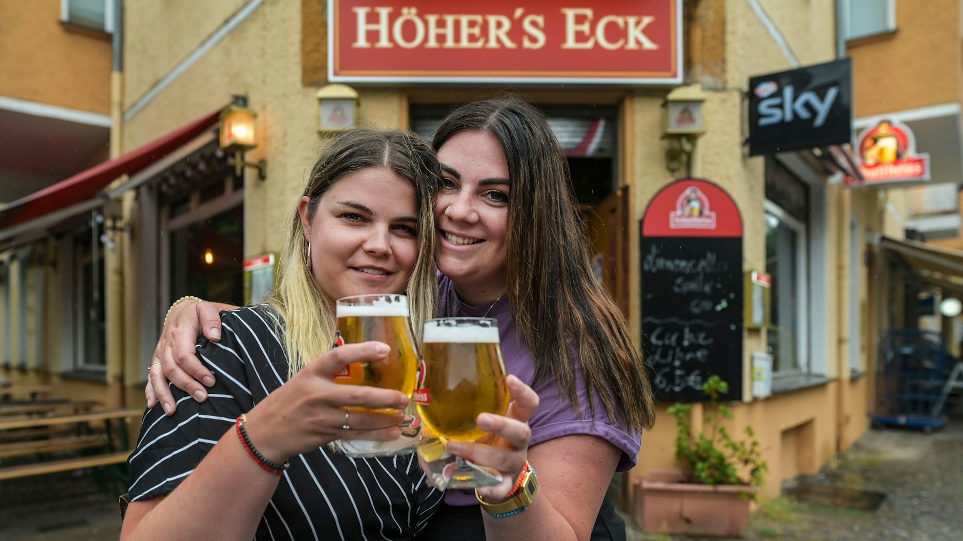 Die beiden Geschäftsführerinnen Athina und Sonja hatten sich gemeinsam mit Andrea auf die Bauernstube beworben.