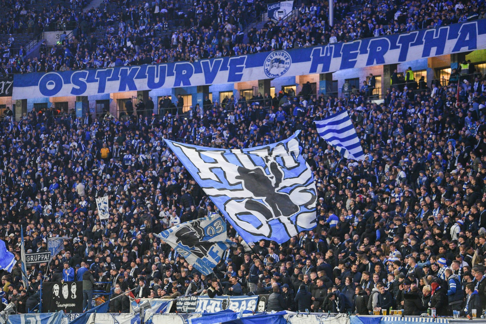 Die Ostkurve bei Hertha BSC ist immer voll. Beim Pokalspiel gegen Mainz wegen gefälschter Tickets zu voll.