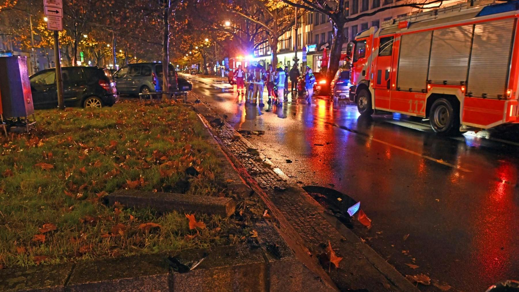 Zu einem Autounfall kam es in der Nacht auf dem Ku`damm.