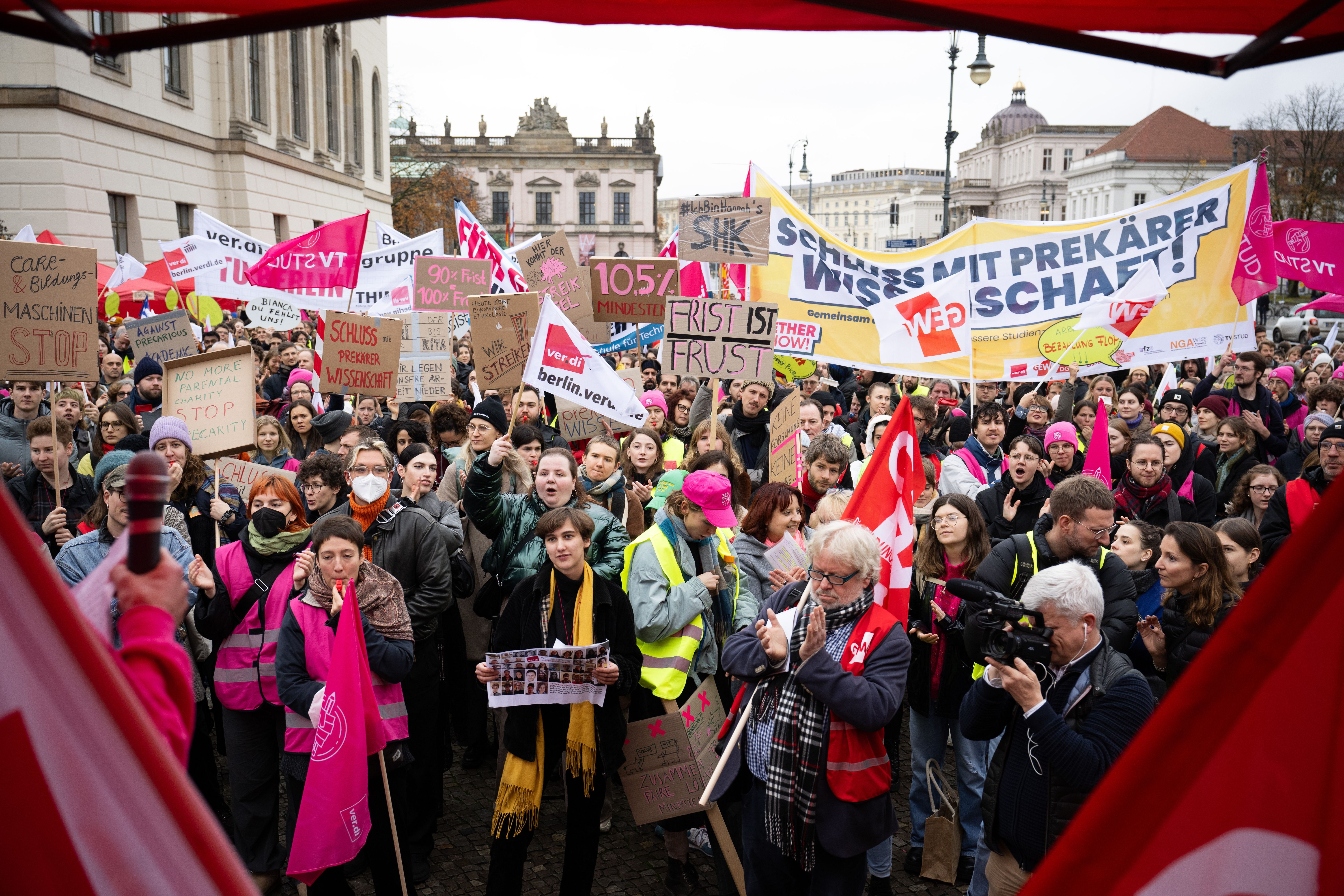 Verdi-Streik in Berlin: 1400 Beschäftigte demonstrieren für mehr Geld an Unis