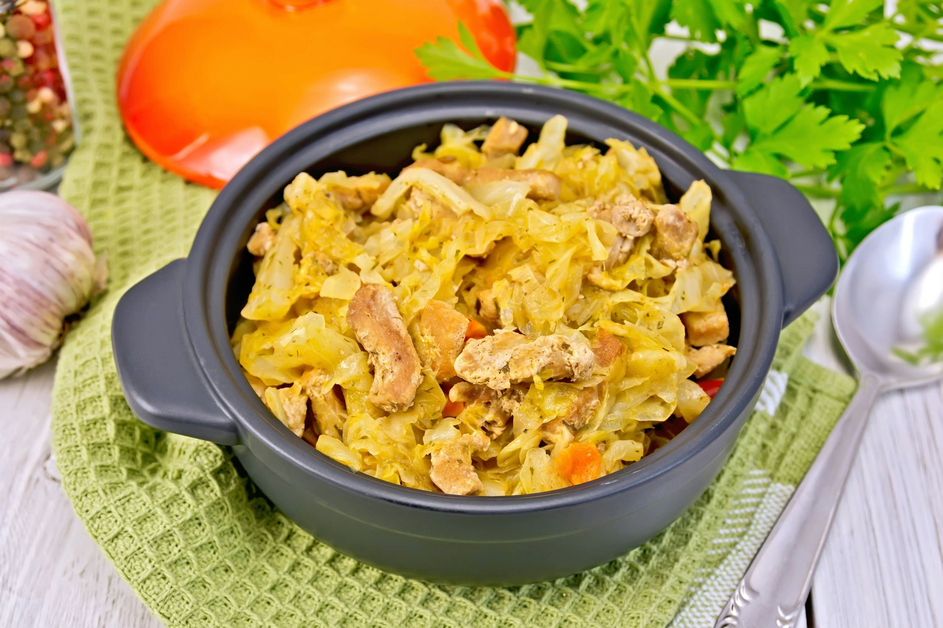 Das Rezept für Spitzkohl-Pfanne ist ein Muss in den kalten Monaten. Tipp: Einfach ein paar Hähnchenstücken anbraten und unterheben und schon hat man ein leckeres Abendbrot.