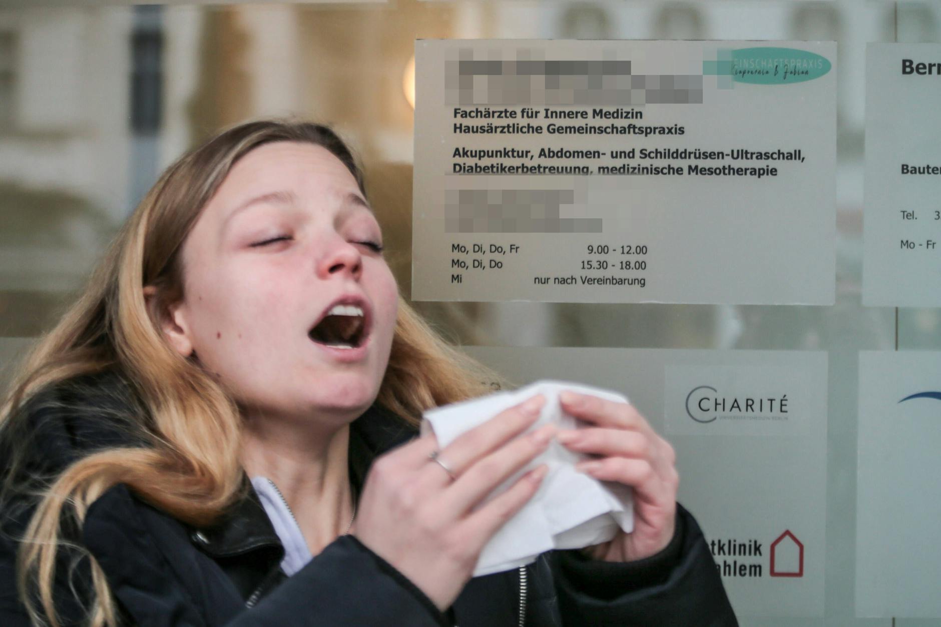 Er hustet und niest, steckt am Ende in der Arztpraxis noch andere PAtienten an.