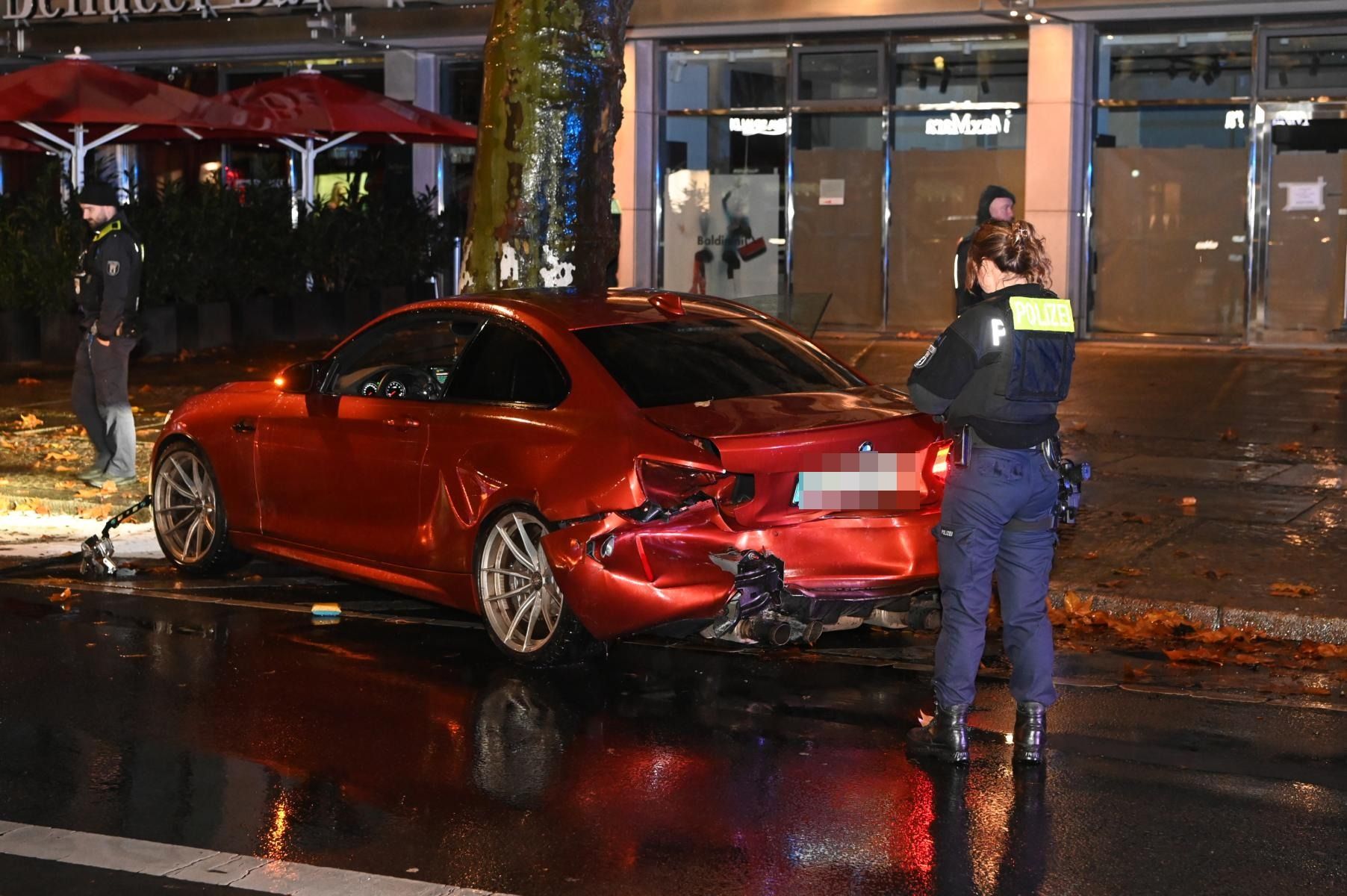 Unfall auf dem Berliner Kurfürstendamm: BMW-Fahrer kracht mit Auto gegen Baum, Unfallflucht